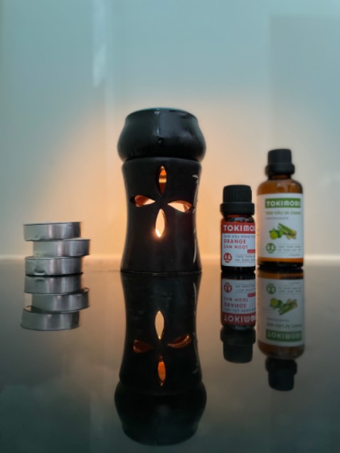Giá quá tốt cho bộ này. 1 cái đèn, 1 hộp nến và 2 chai tinh dầu 10ml. Tinh dầu sả của Tokimori rất lạ so với các hiệu khác mình mua trước kia, thơm sả mà không có bị gắt. Bộ này rất tiện để mua làm quà tặng, gói hàng cẩn thận, đựng trong hộp đẹp cứng cáp, mình mua về dùng thấy đẹp vậy nên hôm qua cứ thế mà order gửi tặng cho bạn luôn. Giao hàng nhanh, gói hàng cẩn thận, đẹp. Mừ điểm. Giá quá tốt cho bộ này. 1 cái đèn, 1 hộp nến và 2 chai tinh dầu 10ml. Tinh dầu sả của Tokimori rất lạ so với các hiệu khác mình mua trước kia, thơm sả mà không có bị gắt. Bộ này rất tiện để mua làm quà tặng, gói hàng cẩn thận, đựng trong hộp đẹp cứng cáp, mình mua về dùng thấy đẹp vậy nên hôm qua cứ thế mà order gửi tặng cho bạn luôn. Giao hàng nhanh, gói hàng cẩn thận, đẹp. Mừ điểm.