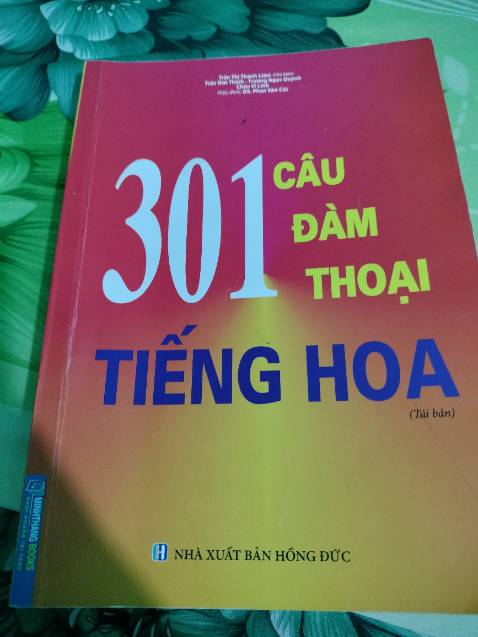 Sách giao đúng đẹp và gói kỹ càng. Nhưng bạn nào học Tiếng Hoa lưu ý bản này là remake lại và xảy ra rất rất nhiều lỗi trong pinyin. Thậm chí họ cũng loại bỏ trang tập viết và các bộ thủ. Mình chỉ học mới 3 tháng nhưng phát hiện cực nhiều lỗi, thử hỏi các bạn giỏi hơn sẽ thấy thế nào. Tuyệt đối không nên mua
