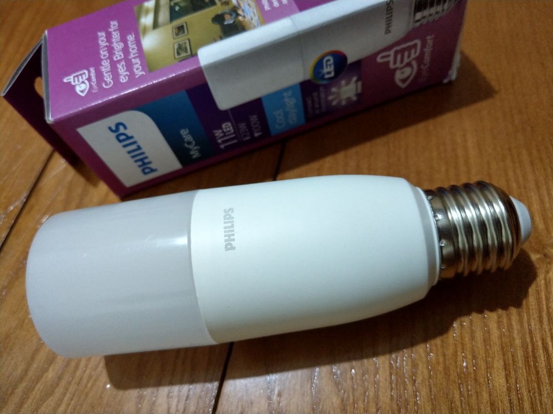 ấn tượng đầu tiên mạnh mẽ nhất là dòng chữ màu xanh 'HỘP SẢN PHẨM NÀY CŨNG RẤT HÁO HỨC ĐƯỢC GẶP BẠN' in cùng logo PHILIPS Lighting Official Store trên hộp carton trắng tối giản;
không cần cầu kỳ hoa mĩ nhưng mang lại cảm xúc khác lạ.

về sản phẩm, đèn cho độ sáng dịu mắt, ánh sáng toả đều không chói.
giá niêm yết tuy cao hơn so với các bóng đèn cùng loại hãng khác nhưng chất lượng xứng đáng 👍

thương hiệu Philips uy tín 💯