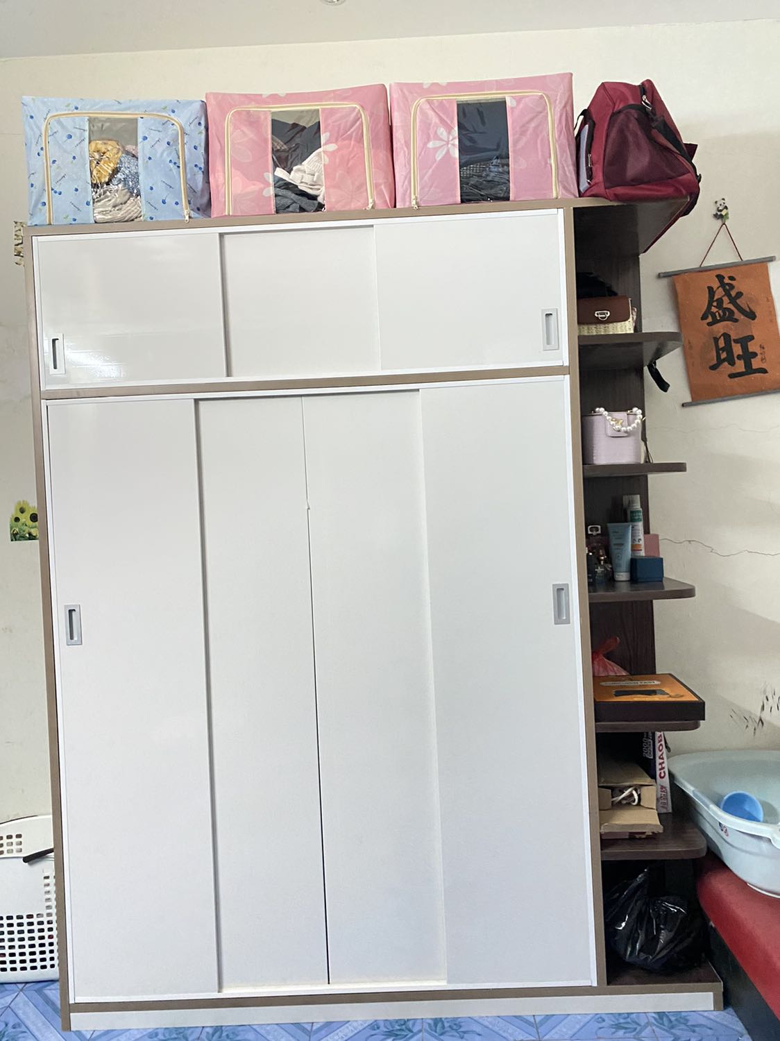 Nhân viên nhiệt tình, chu đáo, lắp ráp cẩn thận, tủ rộng rãi , chắc chắn và đẹp ☺️. 5* luôn nha