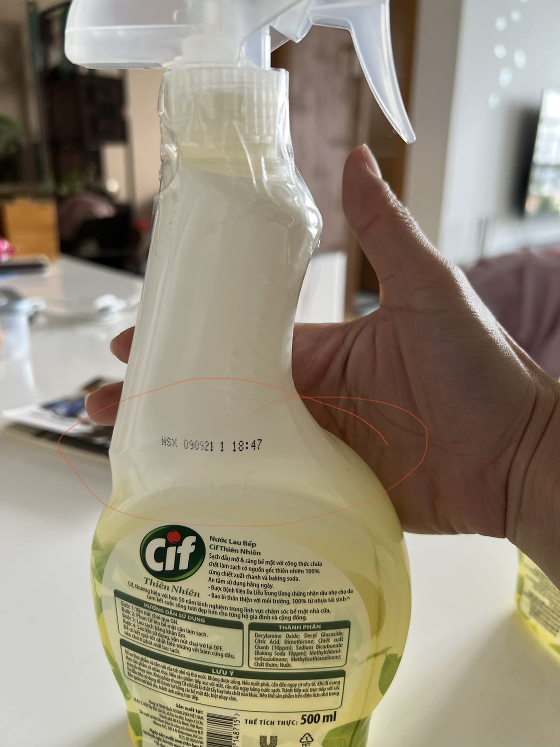 Shop cần đóng gói sản phẩm này cẩn thận hơn, chứ hàng giao đổ còn hơn 1/2 chai thôi .
Mua 4 chai đổ dồn lại còn 3 chai