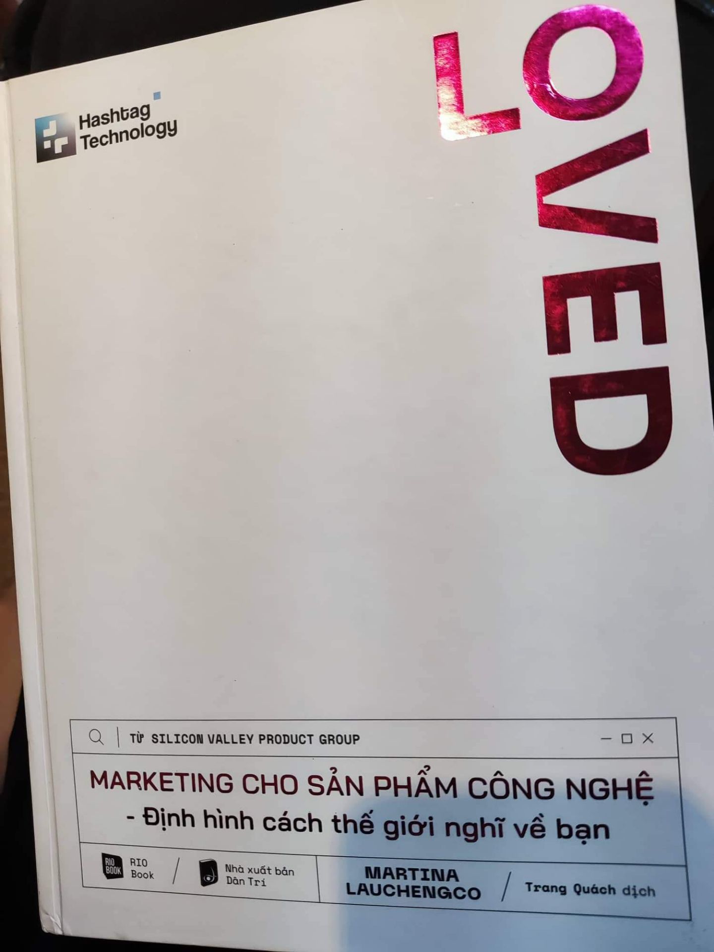 Đang muốn nhảy việc sang công ty cn vì thấy cơ hội pt tốt mà tìm mãi không thấy có cuốn sách hay khóa học nào nói về chủ đề MKT cho các sản phẩm công nghệ. Ngành hot mà sao ít thông tin thế không biết :((

Cuốn này hay lắm nha mọi người, ai làm MKT tại công ty công nghệ rồi thì không nói nhưng với người mới như mình thì học được rất nhiều từ Loved. Kiến thức bao quát từ các nguyên tắc cơ bản của mkt đến cách xây dựng team mkt, cách làm việc với các bộ phận khác, rồi cách launching sp, định vị sp,... đặc biệt là dành cho sản phẩm CN.

Không phải cứ ốp kiến thức MKT thông thường là thành công đâu nhé :((