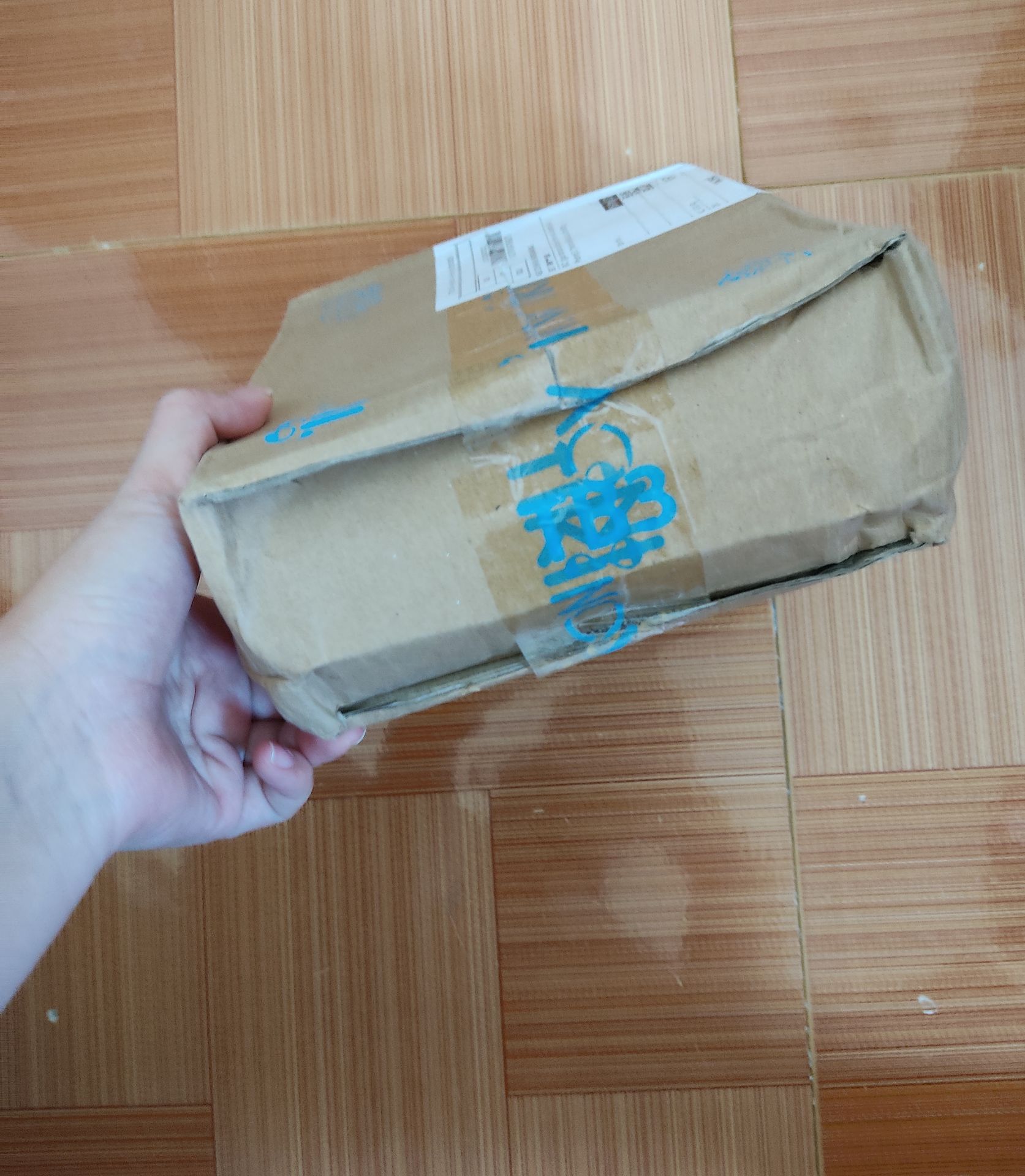 sách bị cong, hộp bị móp, đóng gói ẩu, nhìn khá cũ