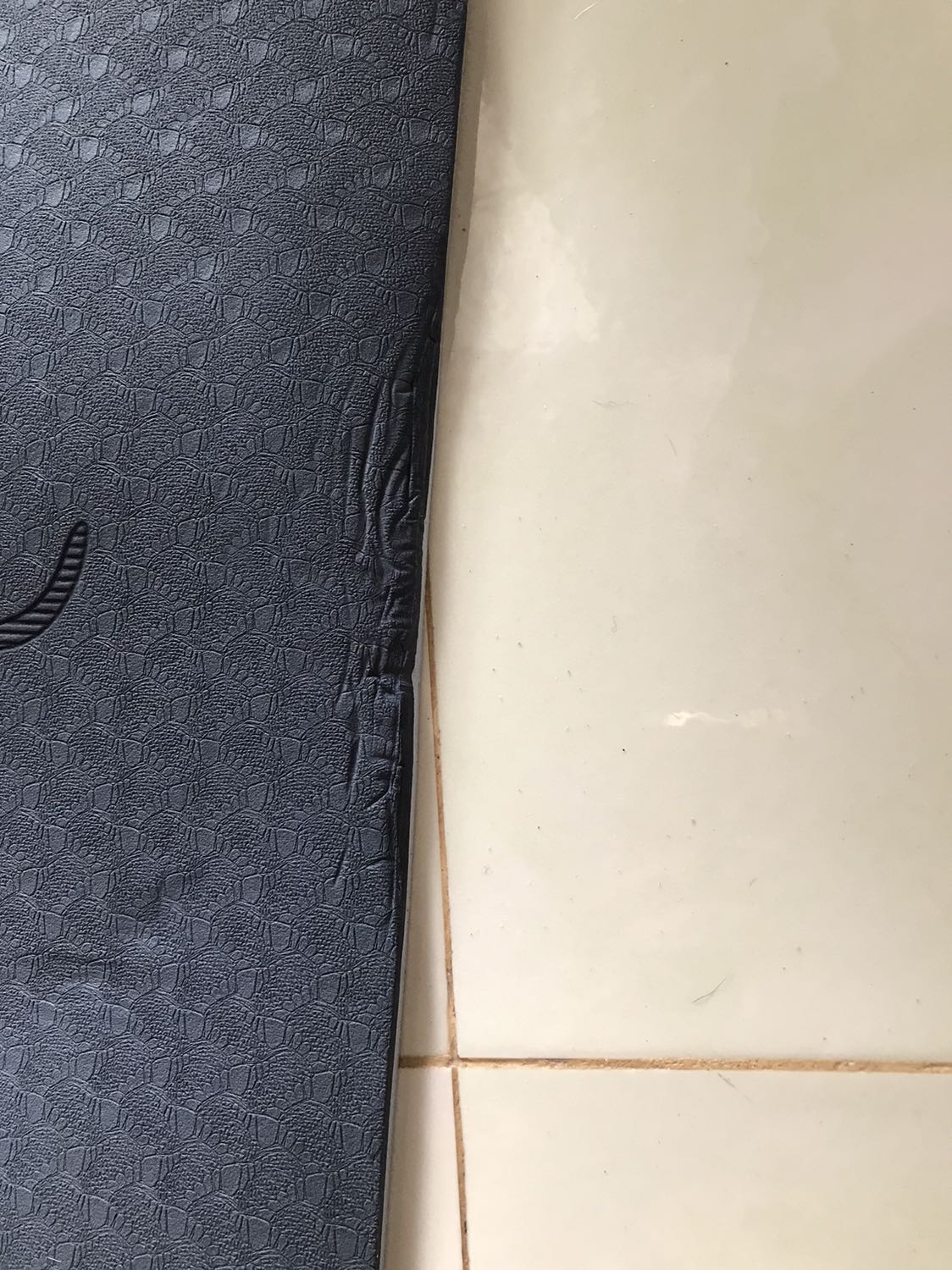 Thảm móp vài chỗ. Góc thảm bong keo. Dịch này điều kiện đi lại khó khăn. Mong shop lựa chọn sản phẩm tốt để khâu giao nhận đỡ vất vả. 
Mình mua hàng tiki nhiều lần nhưng lần này quá thất vọng