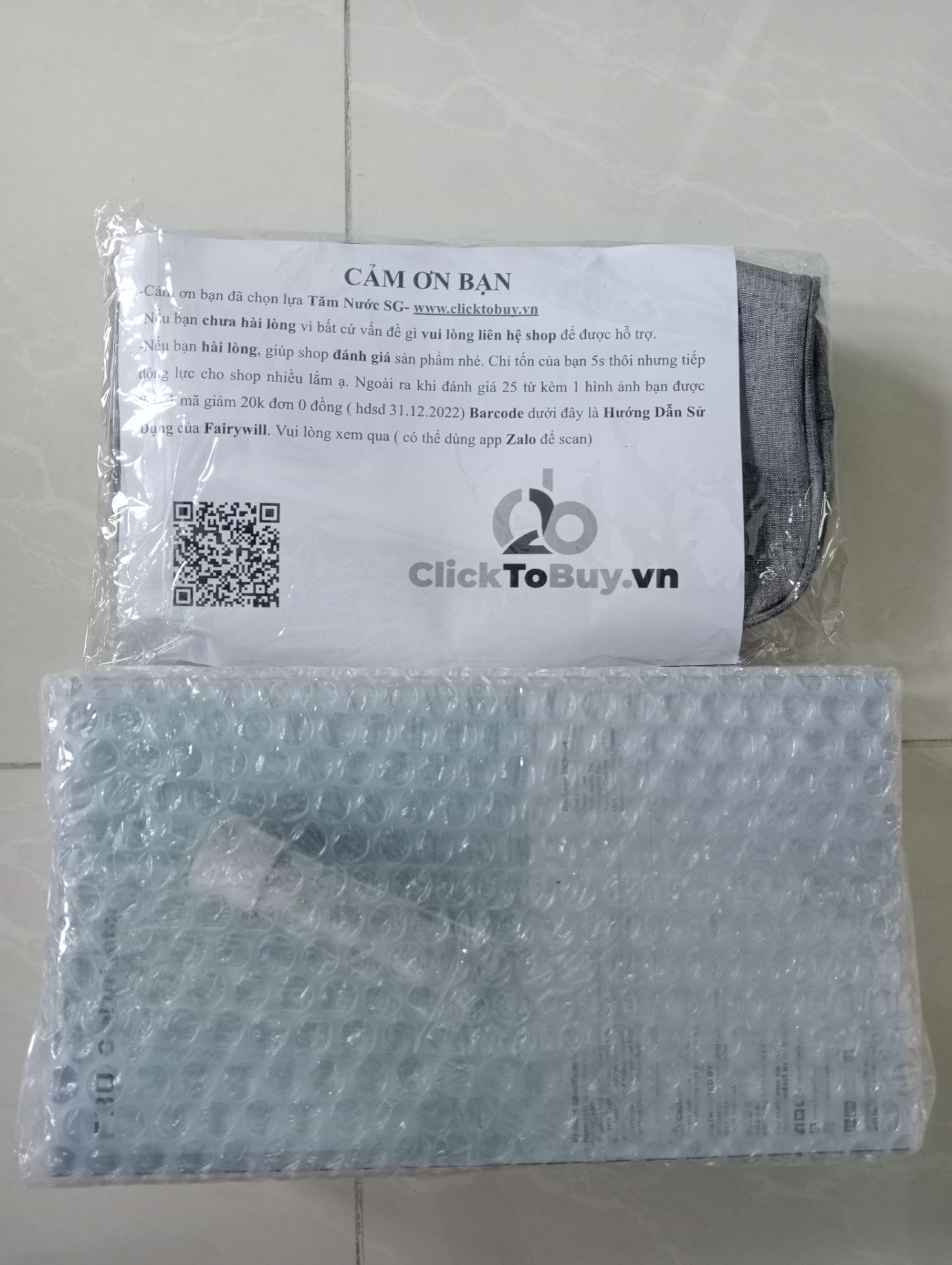 1. Vận chuyển nhanh hơn dự kiến 1 ngày. Đóng gói cẩn thận, có giấy ghi chú hdsd kèm theo
2. Nhà bán theo sát đơn hàng của khách, khi mình có đặt sai sản phẩm, nhà bán đã nhanh chóng xác nhận lại và có phương hướng giải quyết ngay.
3. Hàng nguyên hộp, mẫu mã bắt mắt
4. Mình đã dùng thử ngay (máy sẵn pin), theo mình thì lực bắn của nước không mạnh lắm, mình đã dùng hết tất cả các cấp độ từ nhẹ đến mạnh, không làm đau rát. Mình cần đổ 3 lần nước cho 1 lần sử dụng. Khoang chứa nước được ghi là 300ml, nhiều hơn so với các dòng sản phẩm khác (200ml).
5. Trước khi mua, mình đã đọc review nhiều dòng sản phẩm, nhưng cuối cùng mình chọn nhà bán này. Vì đây là thiết bị điện tử, nên cần chọn nhà bán có chính sách bảo hành và dịch vụ tốt.