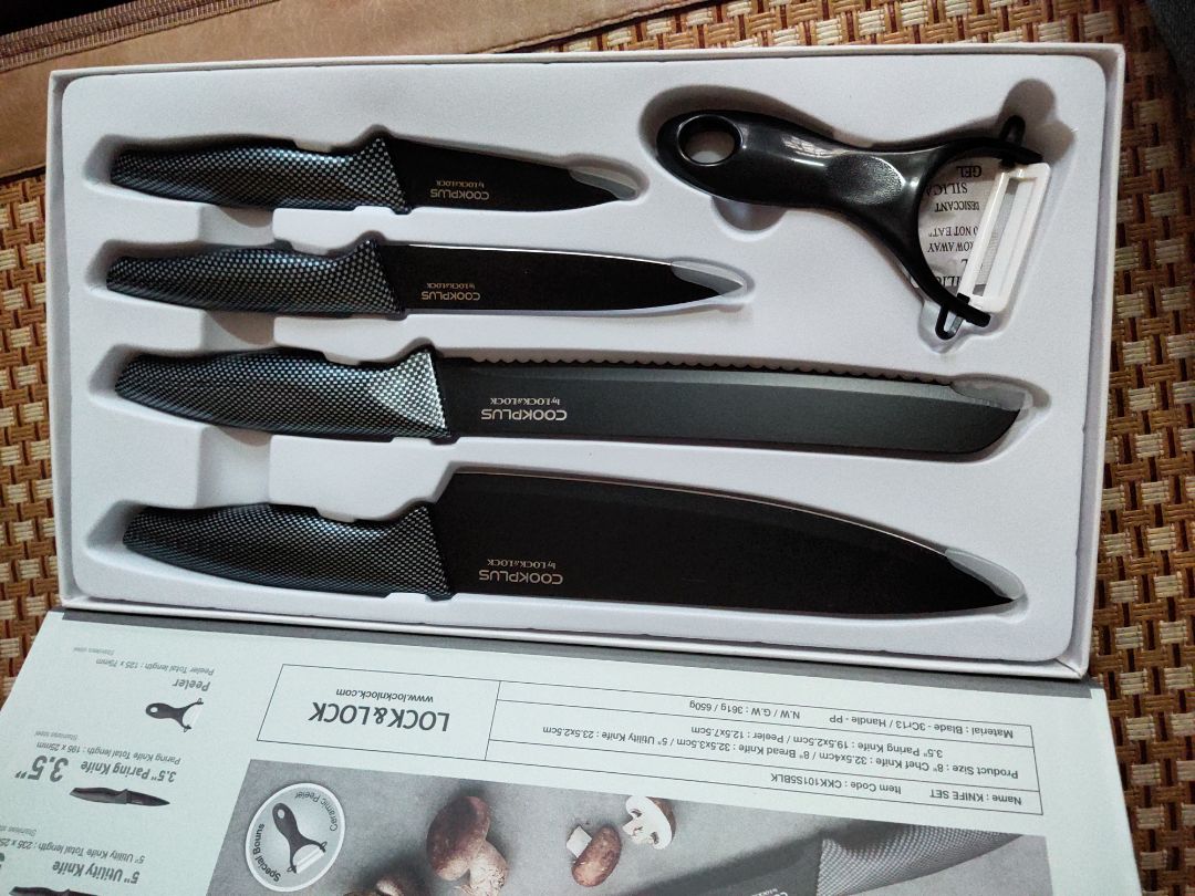 Nhìn tổng quan thì đẹp lung linh. Ban đầu cứ nghĩ dao nhỏ thôi ai ngỡ khá to nên dùng được rất nhiều việc. Bộ dao có thêm dụng cụ gọt hoa quả rất hữa dụng. Đáng để mua