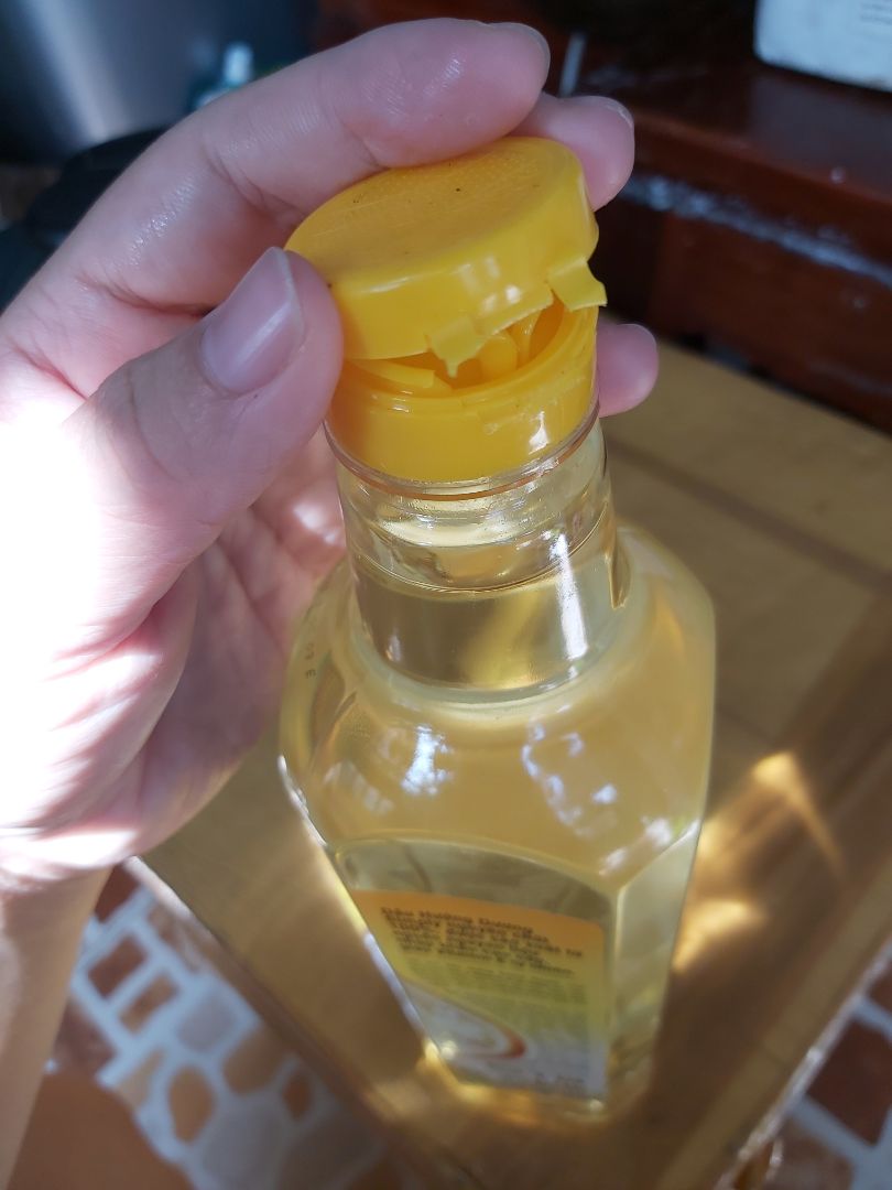 nắp bị xúc đứt ra hên shop gói nilong kĩ. ko bị tràn nhiều lắm. nhưng dầu bị xì lỗ ngay cái nắp. nên ko bik chất lượng có còn nguyên vẹn ko