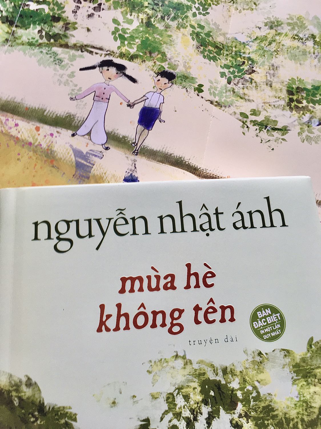 Sách đã về tayy rùi, ẻm xinh xỉu luôn. Shop bọc sách khá kỹ, không có trầy xước gì. Nhưng mà cái lớp bên ngoài sách tháo ra được, là tại thiết kế nó vậy hay sao mình không biết (vì lần đầu mua sách bìa cứng). Nói chung là 10 điểmmmm ạ