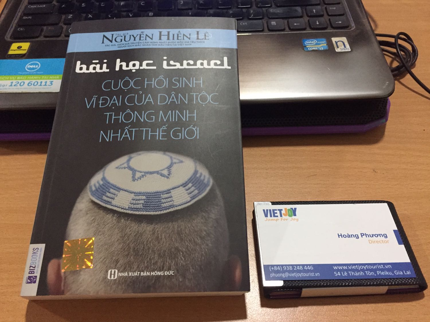 Chào các bạn
Tôi vô tình biết được cuốn sách này
Riêng phần TỰA tác giả viết rất đặc biệt để dẫn dắt người đọc vào nội dung. Tôi là một người theo Công giáo đọc hết cả bộ sách Cựu Ước và Tân Ước từ nhỏ, nhưng đôi khi vẫn bị lẫn lộn giữa các thời kỳ. 
Bài học Israel
1- Giúp ta hệ thống và định hình nguồn gốc rõ ràng về Đất nước Do Thái 
2- Giải thích vì sao Dân tộc Do Thái phải lang thang gần 2000 năm khắp địa cầu, bị đày đoạ, bị kỳ thị, bị đàn áp, bị diệt chủng mà Họ vẫn chịu đựng - tồn tại - vượt qua và quay về Miền Đất Hứa mà Chúa đã ban cho Tổ Tiên họ...muốn biết về Họ THÌ ĐỪNG BỎ QUA CUỐN NÀY.
Trân trọng
Phương La sơn