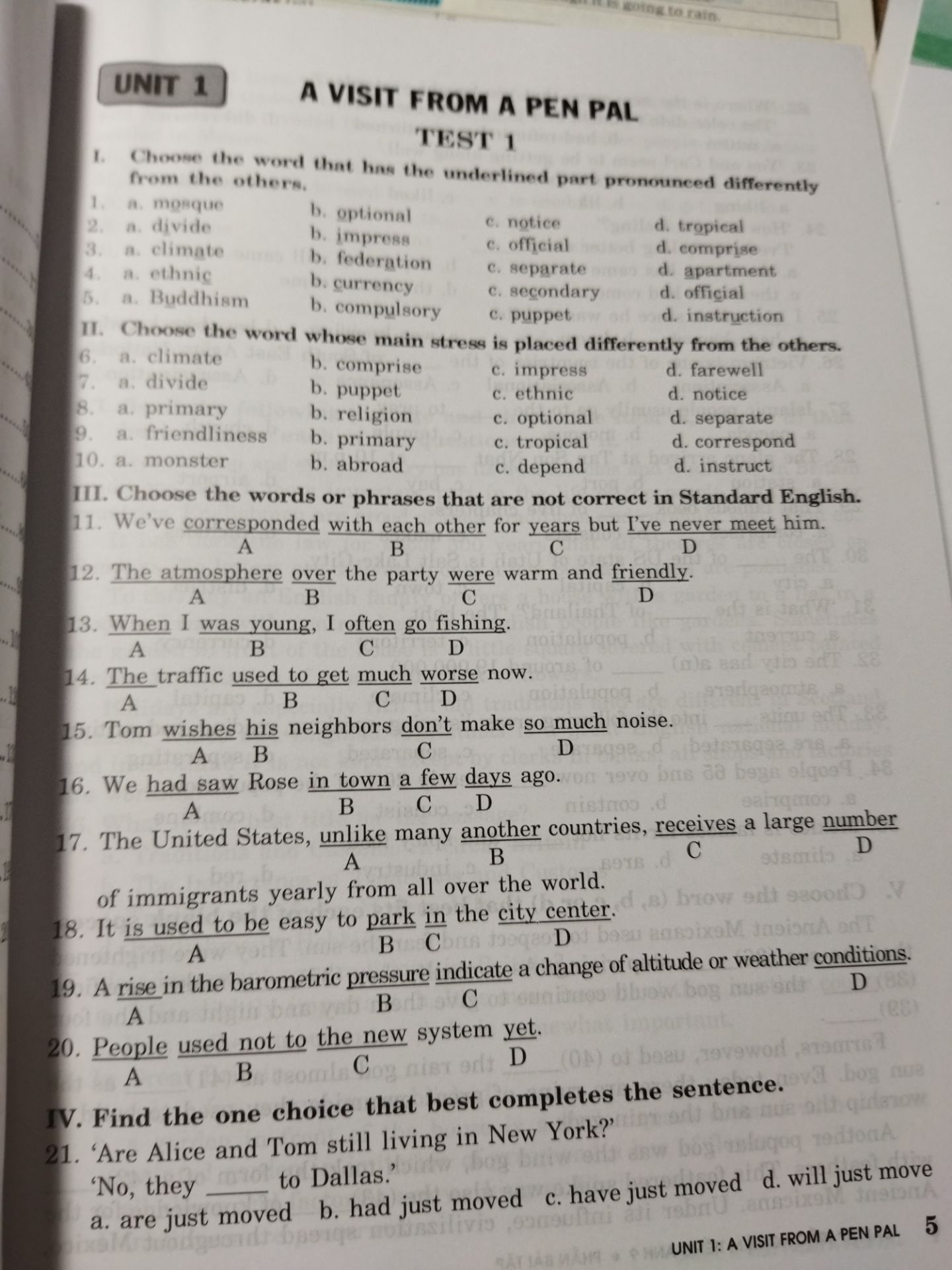 mua 2 quyển trắc nghiệm và tự luận. Giao hàng nhanh, lúc xem bên ngoài thì ấn tượng đầu là sách khá dày, chia thành 5 mục rõ ràng và nhiều bài tập. Mọi thứ đều rất ổn cho tới khi mở ra xem mới vỡ lẽ. Sách theo CHƯƠNG TRÌNH CŨ 🙂