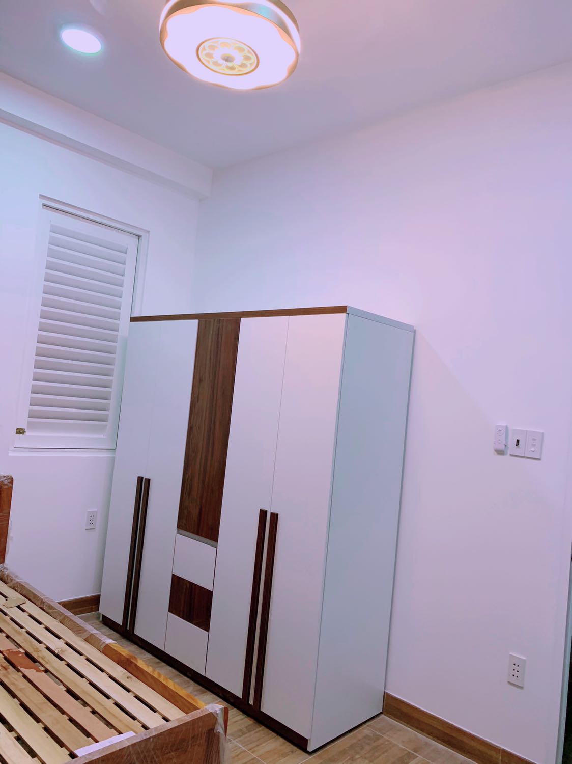 Tủ quá đẹp, chắc chắn, lắp ráp tuy hơi trễ nhưng rất tận tình ^^