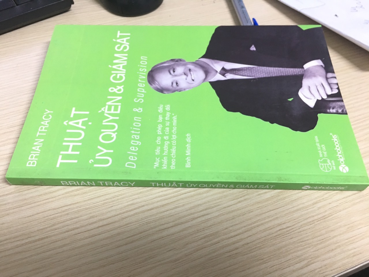 Chưa lần nào mua sách Tiki làm mình thất vọng như lần này,
Gáy sách bám két bẩn, hoen ố vàng, nhận sách cảm giác như bị *** dối vậy!