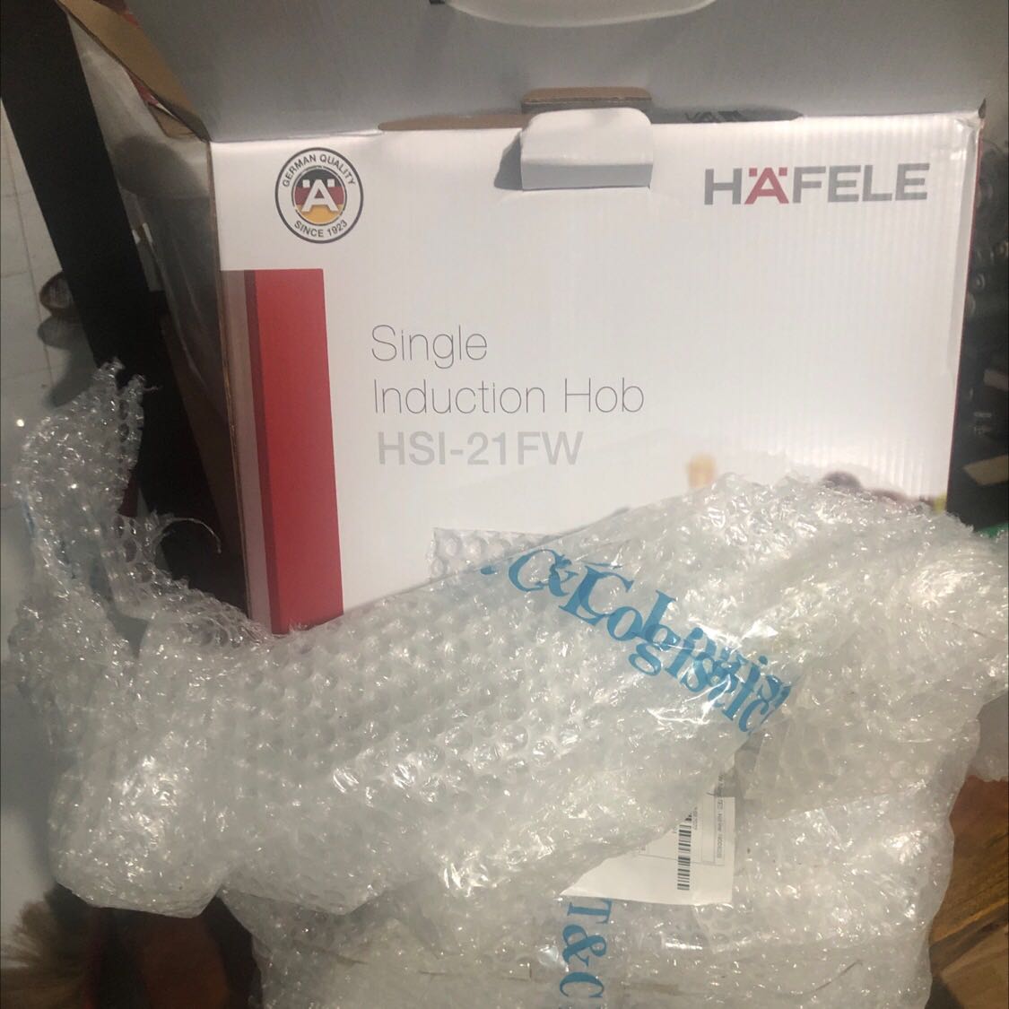 còn chu đáo tặng kèm nồi ,rất tiện ăn lẩu.luu ý 2000w anh chị hãy trang bị hệ thống dây điện đủ tải nhé.hướng dẫn tiếng việt ok