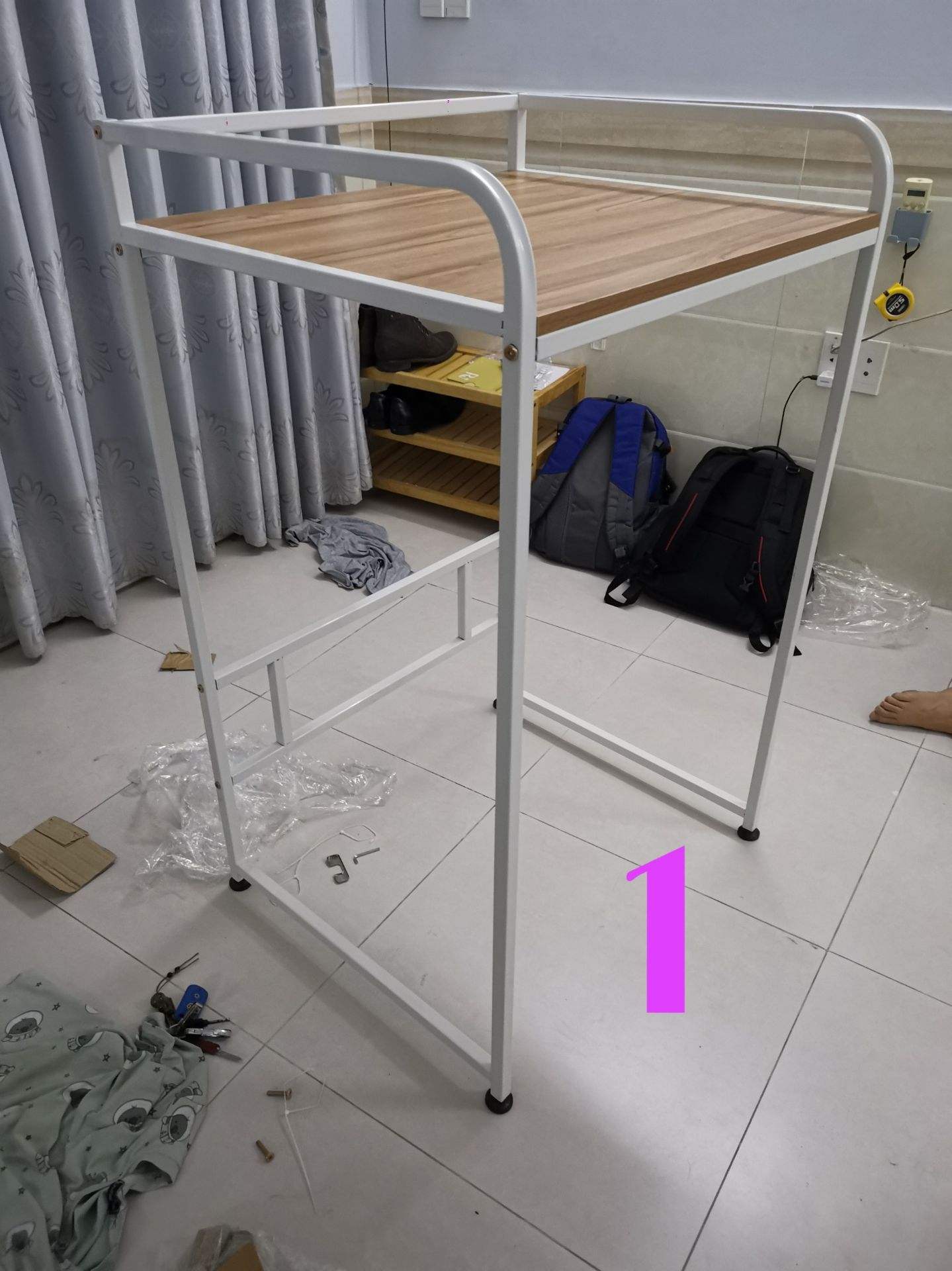 Sản phầm đúng mô tả. Đúng là "tiền nào của đó", 5*
- Hình 1, sản phẩm sau khi lắp (mất tầm 10p, dễ tháo lắp)
- Hình 2, Bề mặt gỗ, dày, nặng, phủ melanin trông đẹp, chắc chắn.
- Hình 3, Mình với vợ mình sau một hồi cùng tháo lắp, thì thấy bề mặt gỗ trơn, mát, và khung chắc chắn, tiện thể có thêm độ rung của máy giặt cạ nhè nhẹ vào chân kệ, thế là vợ chồng mình tranh thủ khai trương kệ với vài tư thế nhấp nhả nhẹ, để thử độ cứng của kệ. Để tránh phản hồi ko hay, mình xin phép bôi đen nha.
- Hình 4, kệ hoàn thiện.