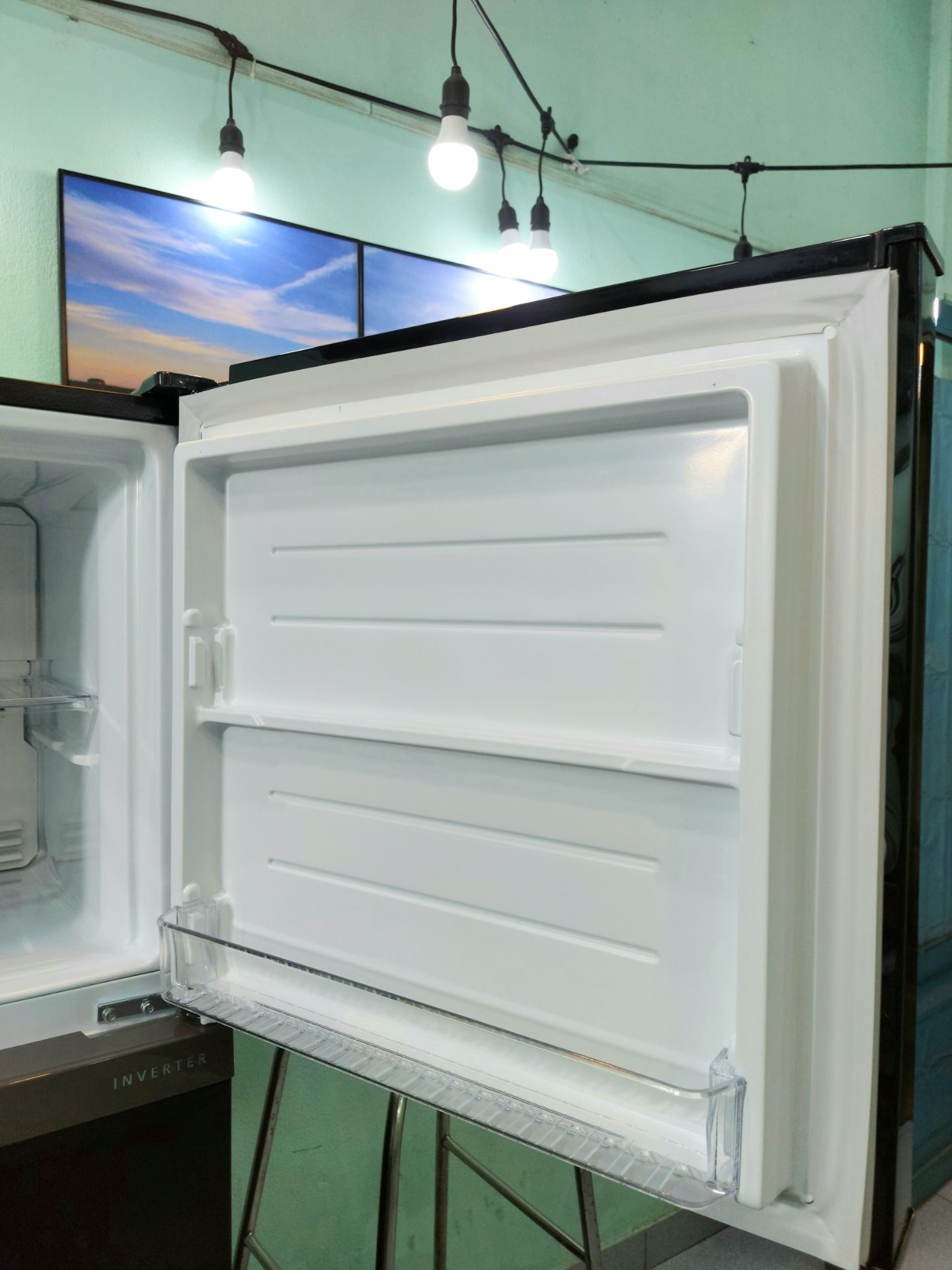 Mình nhận được hàng là ko có gì để chê nhe:
- Hàng nguyên seal, nguyên kiện. Hàng mới, ko trầy xước hay móp méo gì. Đầy đủ phụ kiện đi kèm.
- Giao hàng nhanh, giao bằng xe tải chuyên dụng nên ko sợ tủ bị ảnh hưởng như một số nơi giao bằng xe máy. Anh shipper vui vẻ và nhiệt tình.
- Giá tốt hơn thị trường rất nhiều.

Sau khi nhận được tủ thì 4,5h sau mình mới cắm điện:
-Ngăn đông sau khi cắm điện tầm 1 phút là đã có luồng khí thổi ra nhưng chưa lạnh, 30 phút sau thì ngăn lạnh đã rất lạnh rồi (lúc này mình để nhiệt độ ở mức MIN).
- Ngăn mát thì lâu hơn, tầm 2h sau mới lạnh dần (lúc này mình cũng để nhiệt độ ở mức MIN).
- Cả 2 ngăn chạy dc tầm khoảng 3h thì độ lạnh đã dần ổn định, nhưng mình thì để tủ chạy 8h sau thì mới trữ thực phẩm và sử dụng bình thường (lúc này mình để nhiệt độ cả 2 ngăn ở mức MID - mức trung bình) thì thấy nhiệt độ phù hợp nhất.
- Khi mới cắm điện là 2 bên thân máy nóng lắm nha, đứng gần thôi là cảm nhận được hơi nóng hừng hực luôn, nhưng 3h sau là thân máy nguội dần và mát trở lại.

Tủ chạy êm, ko ồn lắm đâu, nhiều khi mình ko nghe thấy gì tưởng máy bị lỗi ko chạy nữa, mình áp tai vào thì mới nghe tiếng máy chạy 🤪

Mọi người nên mua sử dụng nhe. Đáng đồng tiền bát gạo lắm á.

👉 Nói chung là Ưng Lắm Nha❤ 5 ⭐