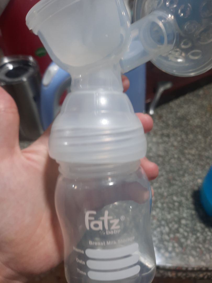 mình mua máy hút sữa của fatzbaby nên mua bình sữa này để lắp vô máy hút luôn cho tiện. mà ko ngờ là ko lắp vừa. bình sữa cổ rộng của các hãng khác vẫn lắp vô được máy hút của fatz mà ko hiểu sao bình trữ sữa mua rời này lại ko vừa, cũng ko lắp nắp của bình sữa fatz (loại kèm theo máy hút) vô bình này được, 1 mình 1 kiểu luôn. bình ko kèm núm *** và nắp đậy núm *** như các bình khác mà mình mua.chỉ ko hài lòng sản phẩm, các vấn đề khác đều ok mình mua máy hút sữa của fatzbaby nên mua bình sữa này để lắp vô máy hút luôn cho tiện. mà ko ngờ là ko lắp vừa. bình sữa cổ rộng của các hãng khác vẫn lắp vô được máy hút của fatz mà ko hiểu sao bình trữ sữa mua rời này lại ko vừa, cũng ko lắp nắp của bình sữa fatz (loại kèm theo máy hút) vô bình này được, 1 mình 1 kiểu luôn. bình ko kèm núm *** và nắp đậy núm *** như các bình khác mà mình mua.chỉ ko hài lòng sản phẩm, các vấn đề khác đều ok