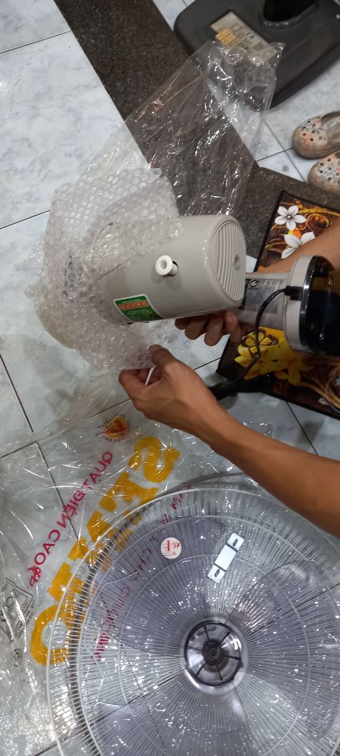 sản phẩm giao nhanh hơn mong đợi. Giao hàng đúng mẫu. Mình đã từng mua 1 lần ở đây rồi và xài quạt rất tốt (mẫu khác), nên lần này mình lại mua tiếp. Giá cả lại mềm hơn so với mặt bằng chung.