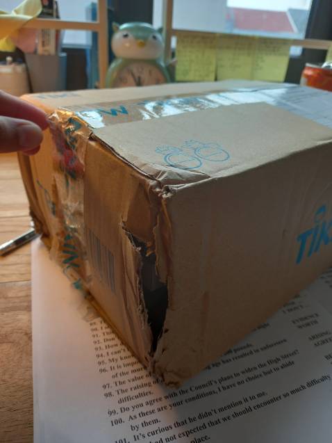 Trong cái hộp thì quyển nàu an toàn dù hộp nát tươm ở góc