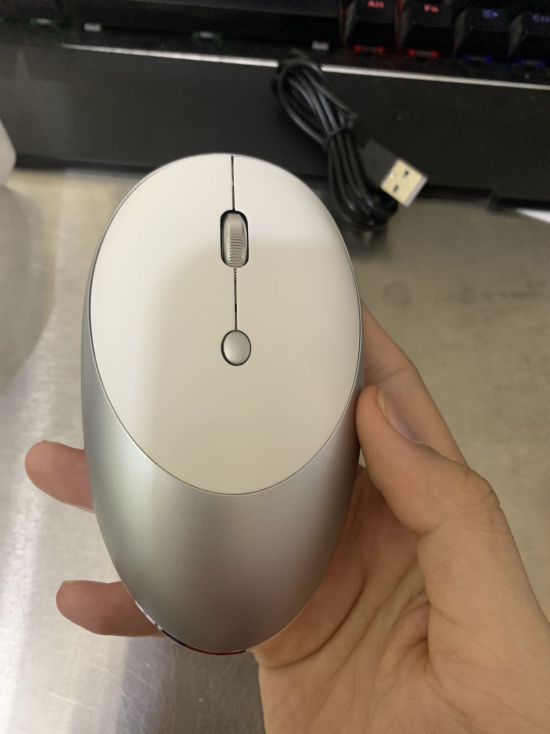 Chuột này thiết kế lạ mắt, mỏng nhẹ, phím nhấp chuột nhẹ nhàng, không gây tiếng ồn, nhà mình con nhỏ nên rất phù hợp, vừa làm việc được lại không ảnh hưởng đến con