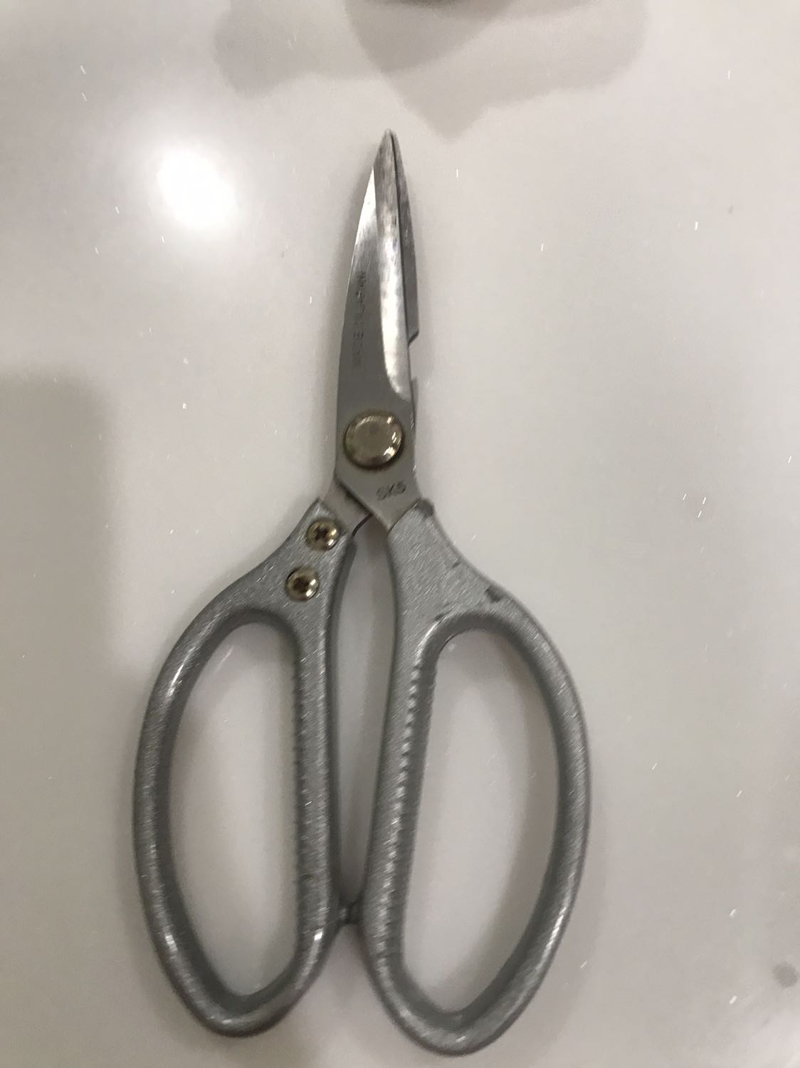 Kéo này hàng Fake rồi nhìn cũng cứng cáp nhưng là in chữ ko dập nổi như hàng xịn cũ của mình !kéo Bạc cũ mình dùng in chìm hẳn trên sp và rất xịn tốt!