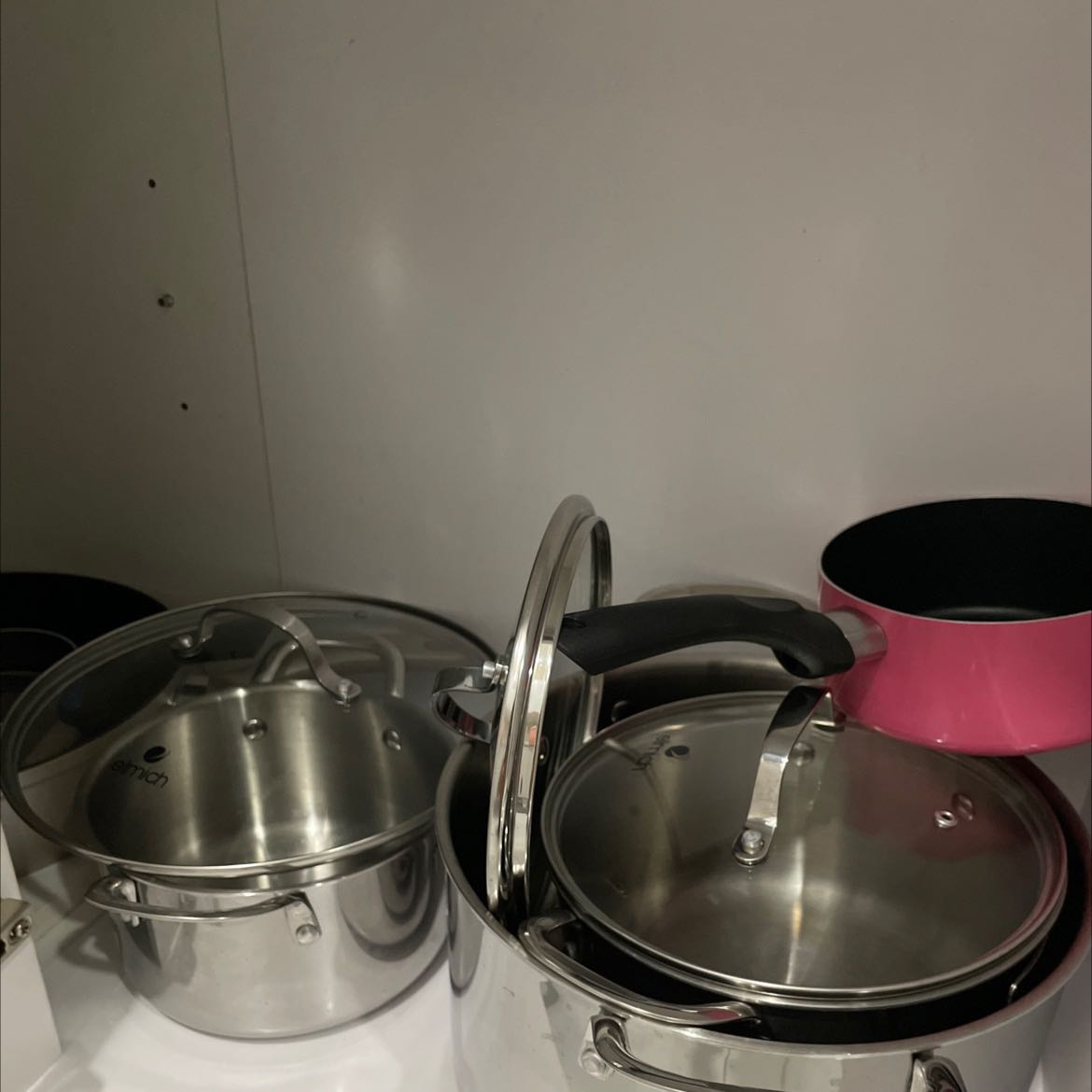 Bộ nồi dày dặn, rất đẹp và sang. 3 kích cỡ tiện dụng, rất đáng mua nha mọi người. Ship hàng nhanh, hàng được bọc cẩn thận.