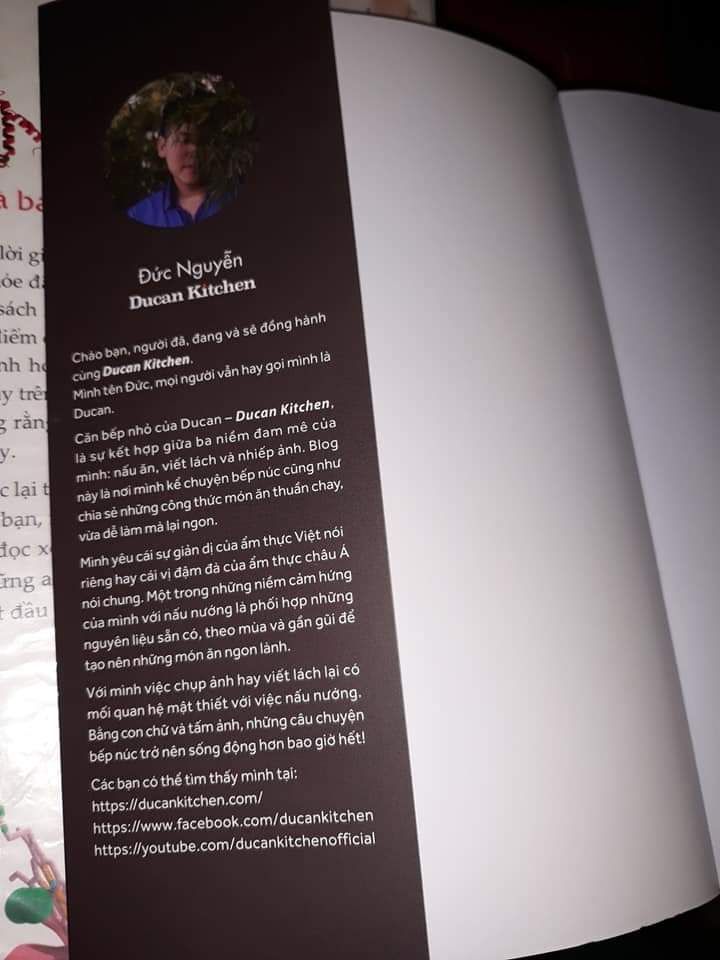 #Về_nhà_ăn_cơm 
Vừa đón bạn này về với Tủ Sách Miễn Phí của mình ?
Yêu ngay từ cái nhìn đầu tiên. Mới đọc lướt qua đã thích lắm luôn rồi ạ ❤?
Dành thời gian chụp lại ngay để khoe với mọi người đây ạ ?
Rất xứng đáng ở trong tủ sách mỗi nhà nhé ạ ? Các mẹ và các chị em không nên bỏ qua nha ?
Các bạn gần mình thì có thể đến #Tủ_Sách_Miễn_Phí của mình mượn đọc tham khảo nha ?? 
Mình tin các bạn sẽ muốn mua ngay một cuốn cho riêng nhà bạn và có khi còn muốn mua thêm để tặng cho những người thân yêu đó ạ ??
(Mình đã mua 2 cuốn, rất vui là 1 cuốn có chữ ký của tác giả nữa nè ?)
Cảm ơn em Đức Văn Nguyễn ?
Em không chỉ chia sẻ rất cẩn thận công thức từng món ăn, và một số kiến thức cơ bản về thực phẩm... mà còn như là đang được nghe em kể chuyện nữa ấy. Thấy nhẹ nhàng và an yên ❤? #Về_nhà_ăn_cơm 
Vừa đón bạn này về với Tủ Sách Miễn Phí của mình ?
Yêu ngay từ cái nhìn đầu tiên. Mới đọc lướt qua đã thích lắm luôn rồi ạ ❤?
Dành thời gian chụp lại ngay để khoe với mọi người đây ạ ?
Rất xứng đáng ở trong tủ sách mỗi nhà nhé ạ ? Các mẹ và các chị em không nên bỏ qua nha ?
Các bạn gần mình thì có thể đến #Tủ_Sách_Miễn_Phí của mình mượn đọc tham khảo nha ?? 
Mình tin các bạn sẽ muốn mua ngay một cuốn cho riêng nhà bạn và có khi còn muốn mua thêm để tặng cho những người thân yêu đó ạ ??
(Mình đã mua 2 cuốn, rất vui là 1 cuốn có chữ ký của tác giả nữa nè ?)
Cảm ơn em Đức Văn Nguyễn ?
Em không chỉ chia sẻ rất cẩn thận công thức từng món ăn, và một số kiến thức cơ bản về thực phẩm... mà còn như là đang được nghe em kể chuyện nữa ấy. Thấy nhẹ nhàng và an yên ❤?