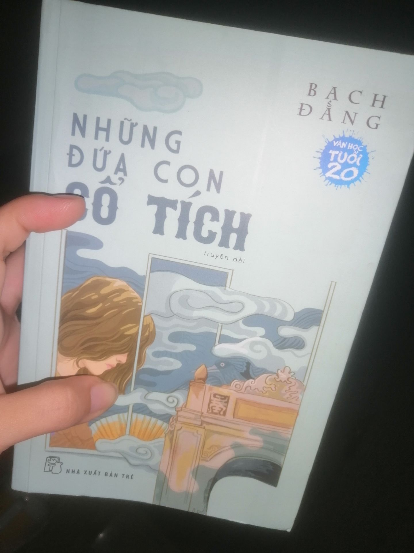 lâu rồi mới đọc 1 cuốn truyện, nội dung sáng tạo, mình đọc thấy rất cuốn, nhưng... 
       Tranh thủ đọc cho thư giãn mà lại vớ ngay cuốn có vẻ như sẽ có phần hai 😢 gần 400 trang chứ có ít đâu mà nội dung vẫn chưa tới đâu cả, mọi thắc mắc đều chưa được giải đáp, lại còn thêm cú vả bất ngờ vào chương cuối, vả ngay nhân vật mình yêu nhất.... 
        Tức bà Bạch Đằng ghê. 😑😑😑😑😑 cho hỏi có phần 2 chưa, có phần 2 không? để tôi đặt liền chứ đang nghiền.. 😢