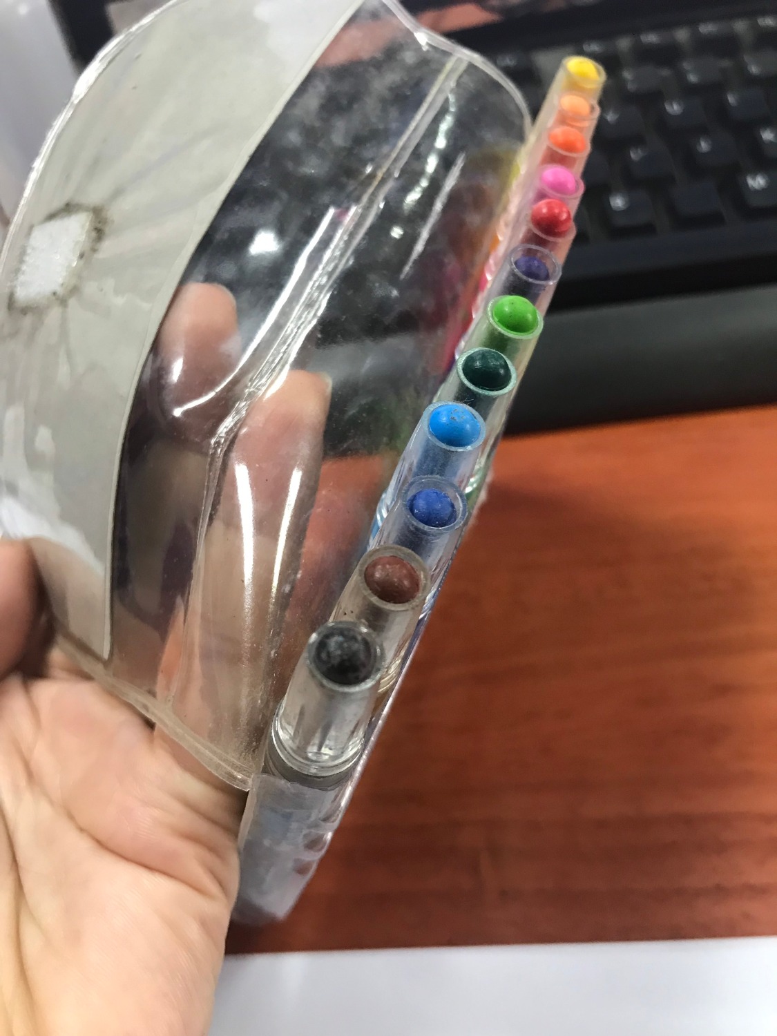 Mua tặng sinh nhật cháu mà bộ bút sáp này nó bẩn không thể tả, bụi bám đã đành lại còn cũ cũ, xỉn xỉn, chỗ nắp dính thì keo lem tùm lum đen xì xì ấy. Nói chung là chán, chả nhẽ lại trả lại chứ. Mua của tiki trading mà thất vọng quá trời luôn