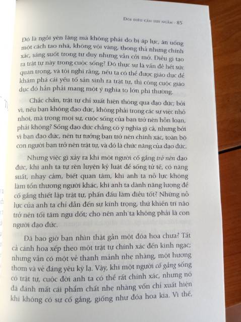 Ai thích tác giả thì cứ mua nha, bảo đảm không làm bạn thất vọng đâu, mình chụp thử mấy trang để các bạn tham khảo nha.
