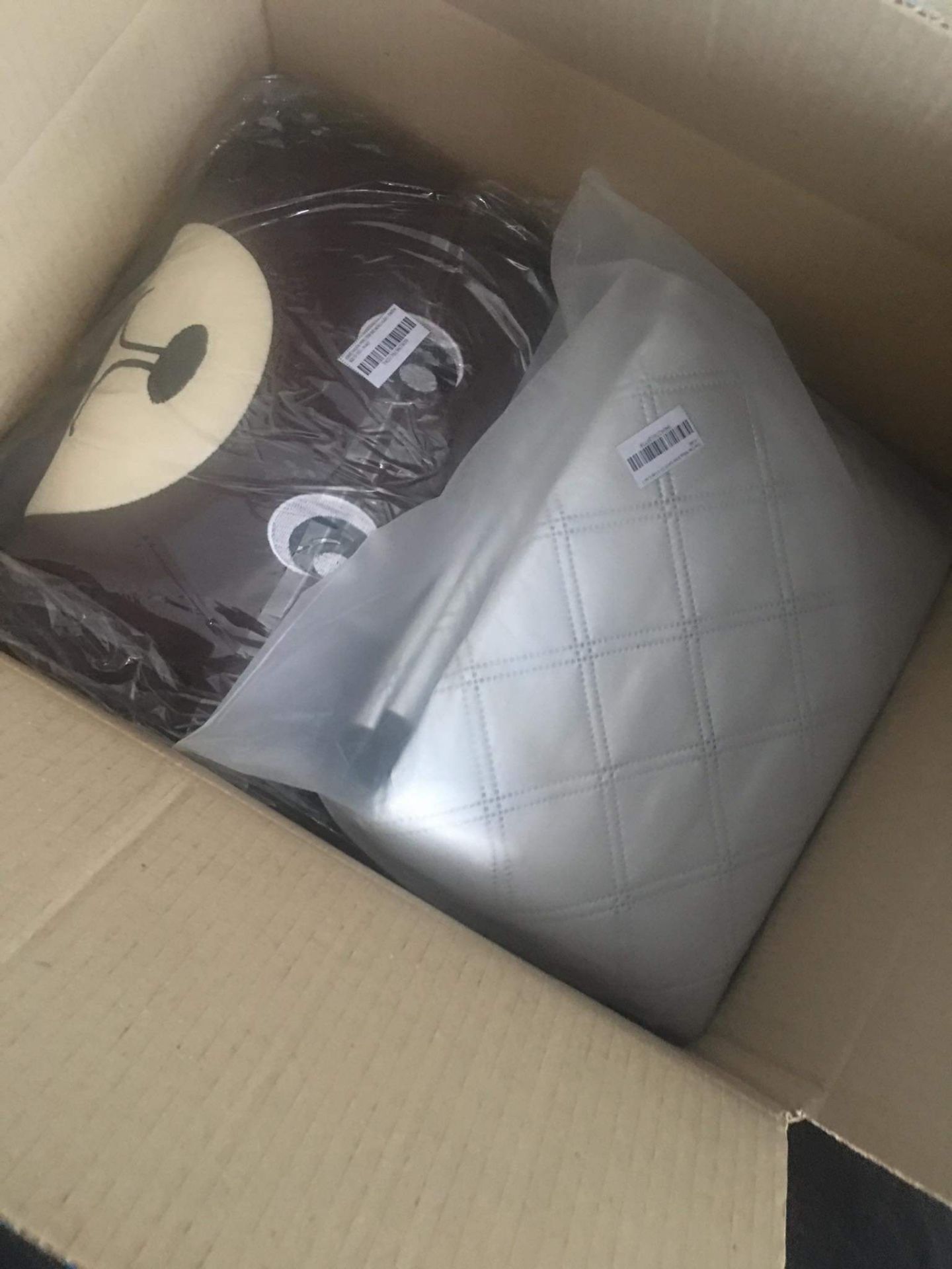 Sản phẩm đóng gói đẹp, chất lượng bạt dày. Bạt dễ sử dụng lắp đặt vào xe, bạt có thêm dây đeo vào kính hậu nên giờ không sợ bay theo gió nữa. Khi kẹp vào cánh cửa không bị gò rỉ nước vào xe. Chất lượng sản phẩm đẹp. Nên mua!!!!