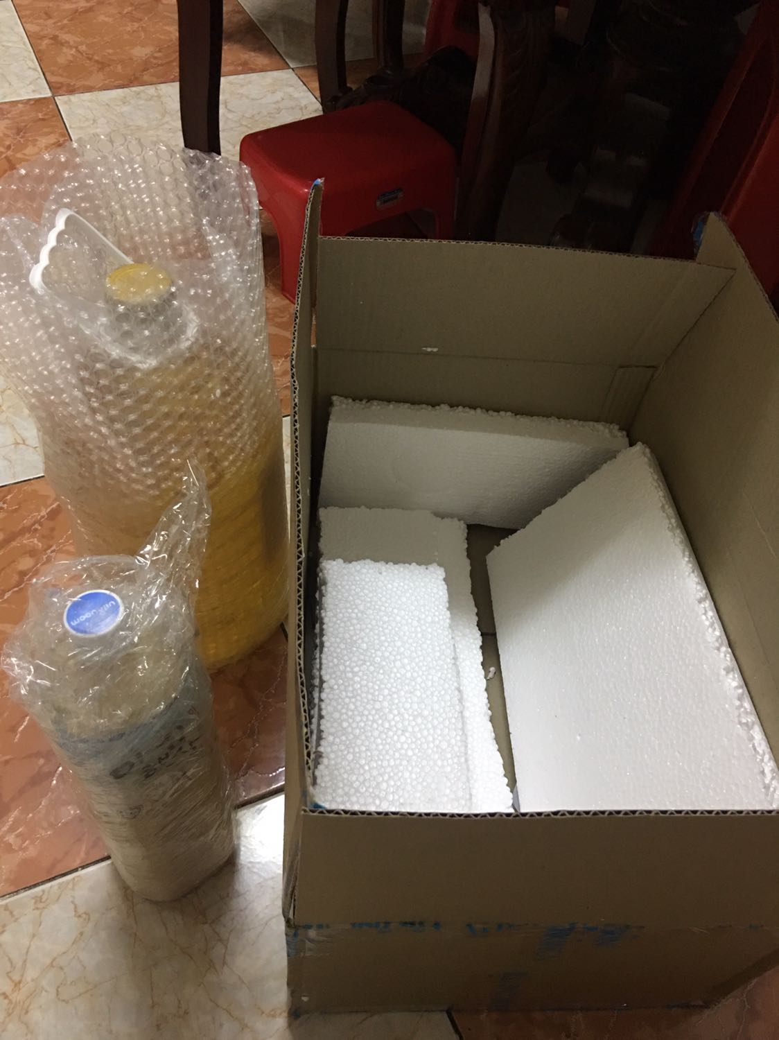 SP Giá tốt. Nhưng dù sao giấy vẫn chỉ là giấy, và giao hàng từ kho trong thành phố thiết nghĩ ko cần phải dùng ni lông cỡ lớn quấn 1 chục vòng cho 1 bịch 10 cuộn giấy toilet đã được đóng gói cẩn thận bởi nhà sx. ( ko có hình chụp cuộn giấy nên lấy đỡ 1 hình khác cũng do tiki vận chuyển). Nhận hàng từ Tiki rất lịch sự nhưng cảm thấy quá lãng phí , tạo rác quá nhiều và ko cần thiết . cái này là góp phần gây ô nhiễm môi trường , ko tốt và cảm thấy hơi phiền nên trừ 1 sao.