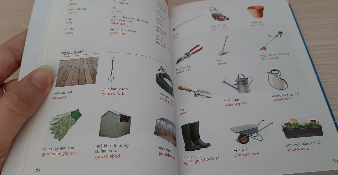 Cuốn sách nhỏ nằm gọn trong lòng bàn tay và nội dung chính chỉ vỏn vẹn khoảng 230 trang mà giá gốc lại tới 188k thì thực sự quá mắc rồi!!!
Mình mua cuốn sách này lúc Tiki giảm 50, 60% nhưng lúc dùng sách vẫn thấy tiếc tiền vì thà để dành mua sách Oxford thì xứng đáng hơn í.
Sách có file audios nhưng chỉ đọc mấy từ đơn giản, còn mấy từ khó hay những câu dài thì ko nằm trong file nghe. CHÁN!!!
Hình thức sách đẹp, Tiki bảo quản sách tốt. Mong NTV nên chú ý hơn đến nội dung sách và giá tiền phù hợp vs người học :)