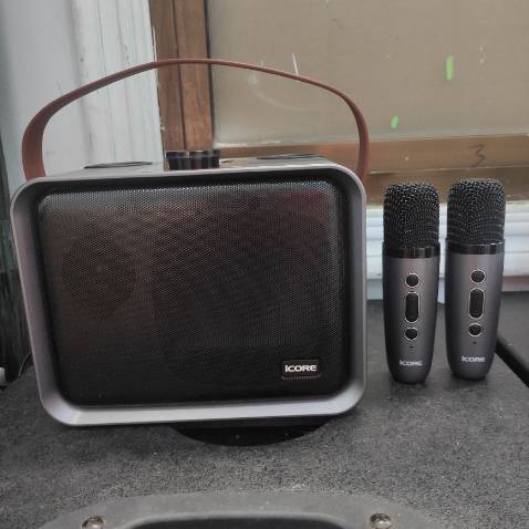 Bass siêu hay, loa nghe ấm, nột lực, mang theo du lịch hát ổn áp, 2 mic hat siêu hay, cả nhà mình rất thích sp này.