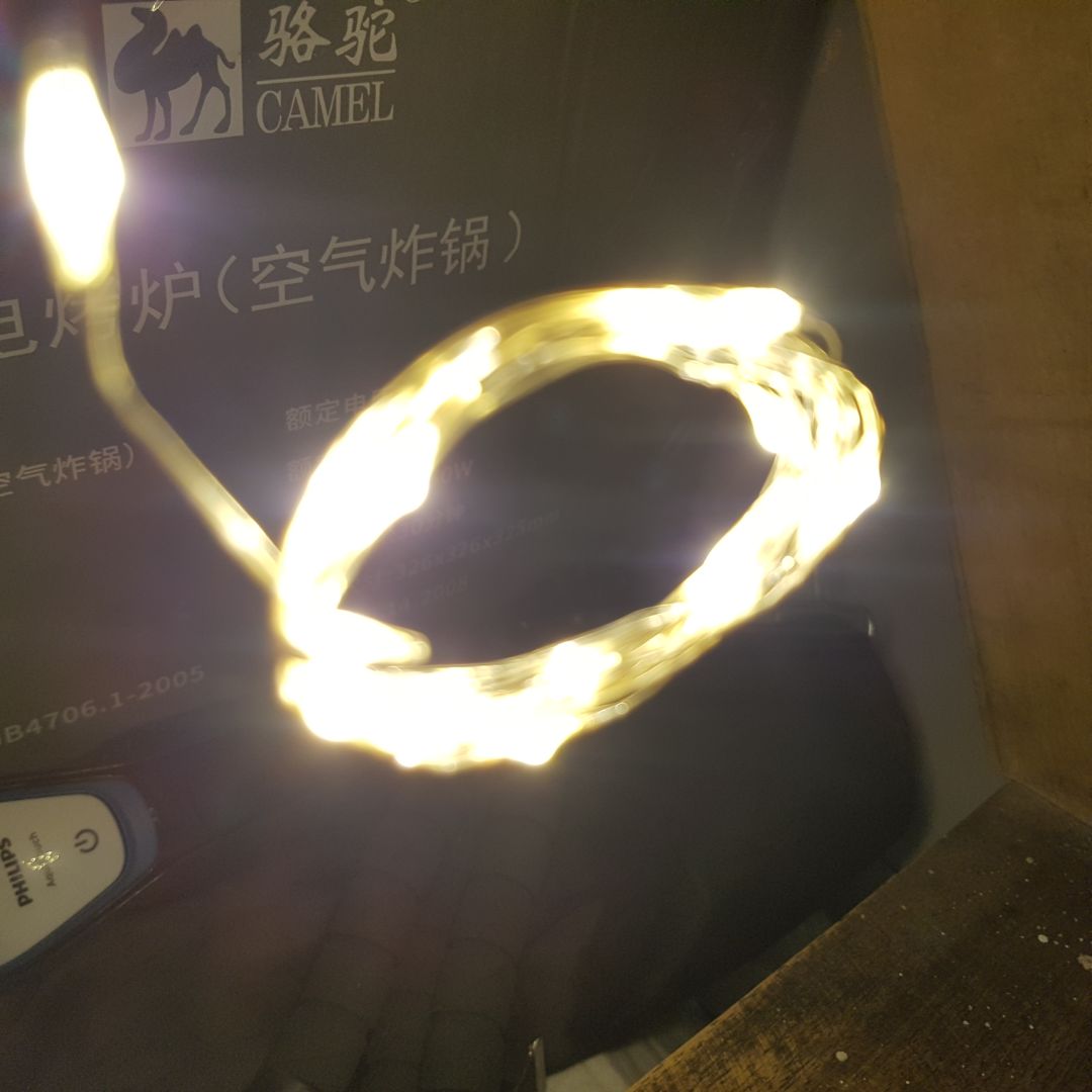 Đèn quá đẹp. Mình mua loại 2 mét pin không nháy. Dây màu bạc kẽm phối màu với đèn quá đẹp. Đèn kích thước ko to, quá vừa ý mình. Có công tắc bật/tắt. Lắp pin khá dễ. Tiki giao hàng nhanh.