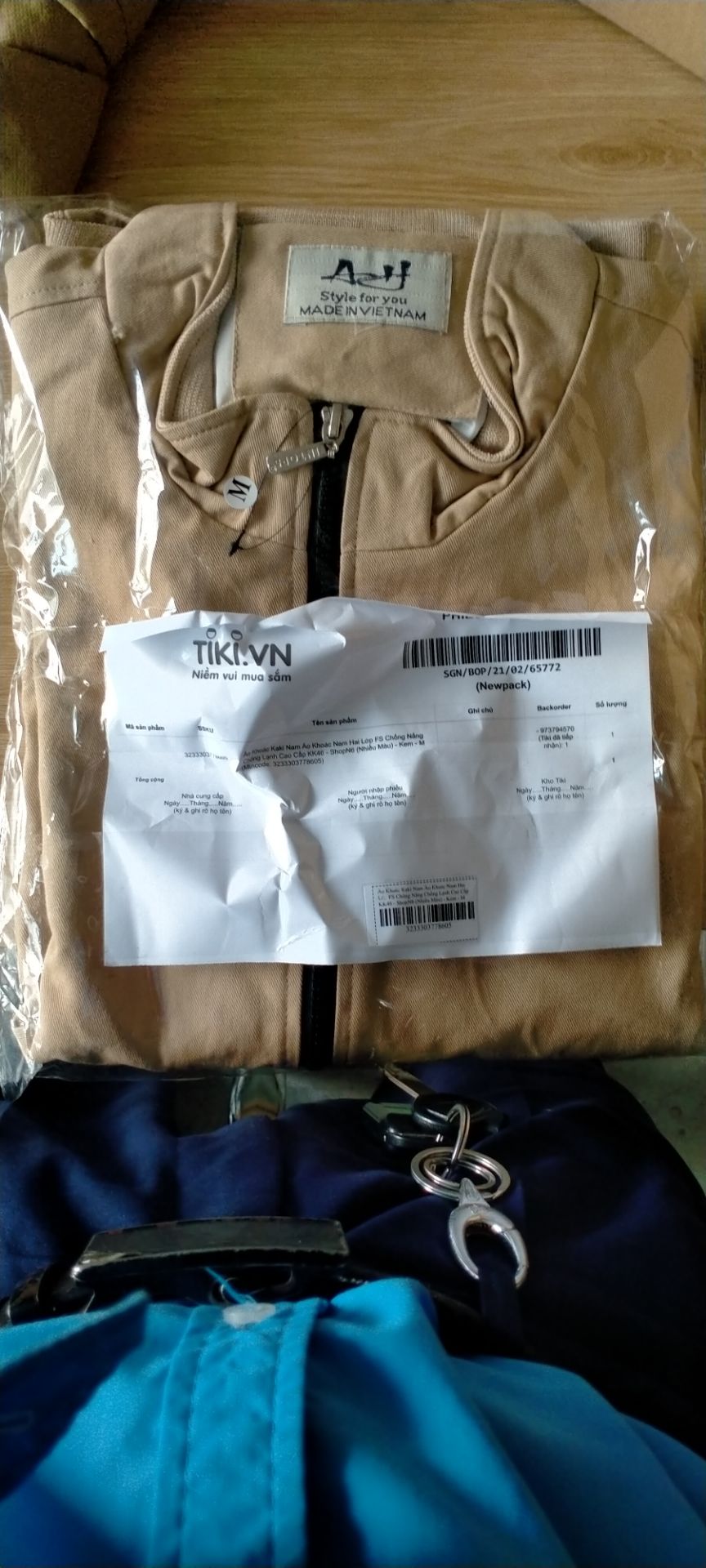 áo đẹp, mình đặt size M mặc vừa khít luôn,có chỉ thừa nhưng ít, mình mới đặt hôm qua mà hôm nay đã có áo rồi, rất hài lòng về cách phục vụ của tiki, anh shipper thân thiện,ờ mây *** gút chóp tiki ???