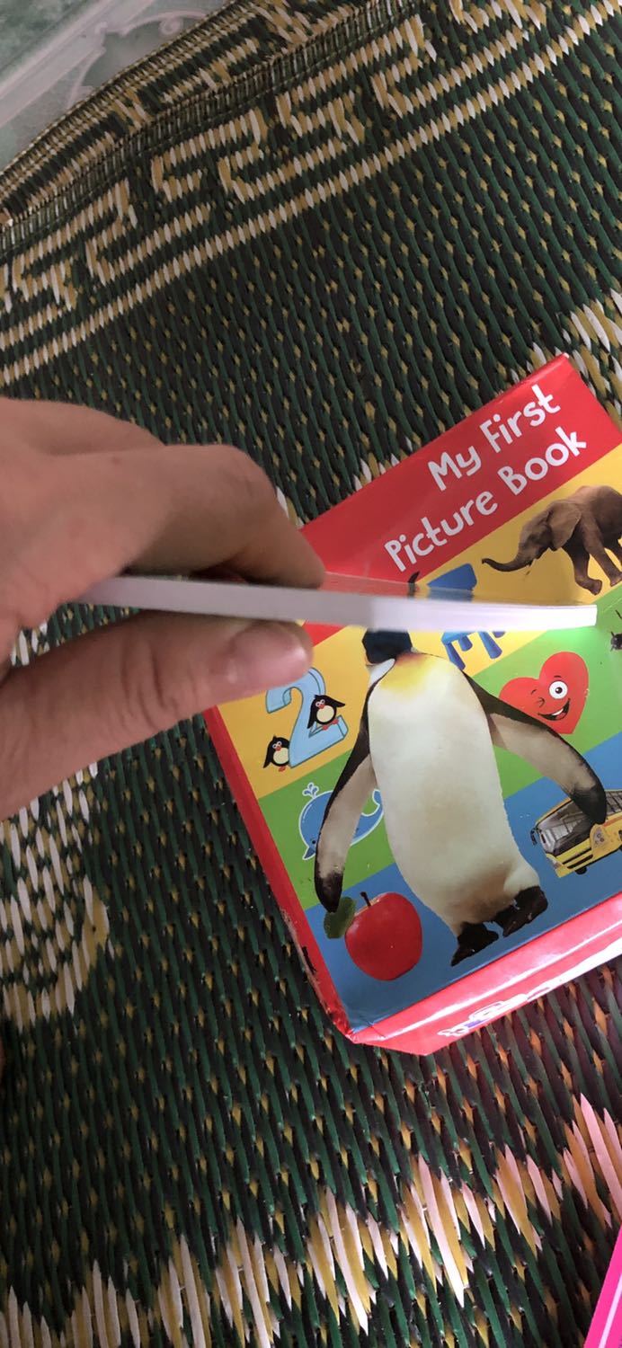 Thấy quảng cáo có file nghe, cuối cùng shop báo không có, sách mỏng hơn rất nhiều so với ngoài cửa hàng bán,trẻ con bé quá sờ sẽ bị sứt mặt. Đừng ham mua rồi tiếc tiền nha các mẹ.