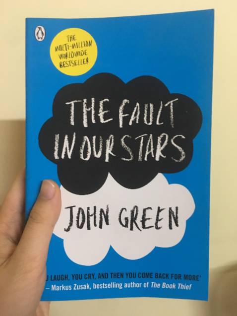 Quá xinh, quá tuyệt vời, xin cảm ơn! Tuy nhiên, mình thấy trước khi mua Tiki sẽ hỗ trợ tặng thêm mình bookcare á, mà về lại chẳng thấy đâu, và ở bìa sách thì lại gặp lỗi nhỏ như hình mình để dưới T.T Nhưng mà thui, mấy cái lỗi đó kh đáng kể, vì yêu em nên chị tha thứ, quan trọng là ở nội dung câu chuyện mà tác giả ẩn chứa bên trong từng từ ngữ, câu văn. Và trước khi rước em nó về thì mình cũng tìm hiểu qua cuốn này rồi, dù chưa đọc nhưng đây đã từng là một kiệt tác của nền văn học Mỹ.