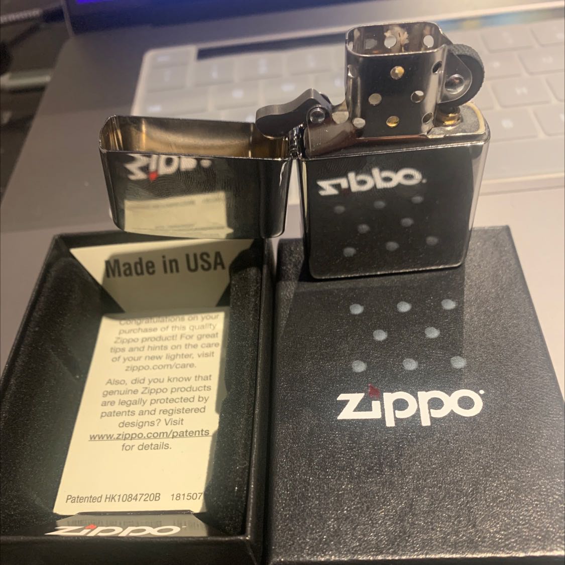 bánh xe chỉ có đường cắt ngang là sâu, sờ vào nhám tay. các goc & cạnh của ruột bật lửa khá sắc.