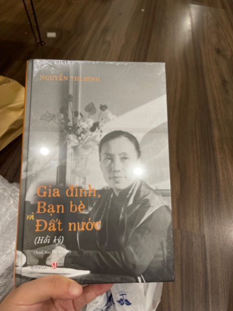 Mình được bạn bè chia sẻ cuốn này, ai cũng thích mê. 
Sách được bọc gói cẩn thận, cứng cáp, giao hàng rất nhanh.