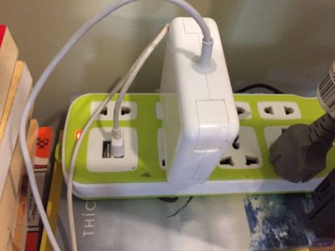 Sau một thời gian sử dụng thấy ổ cắm khá okie, tạm hài lòng.

Điểm trừ là ổ này bị rò điện, mình sử dụng máy laptop vỏ nhom hoặc các loại máy khác đụng vào phần kim loại khi cắm vào ổ nhưng không bật đèn cũng bị giật nhẹ.

Có lẽ dây nguồn hơi nhỏ sức tải kém chăng?

Nhưng thôi tiền nào của đó.