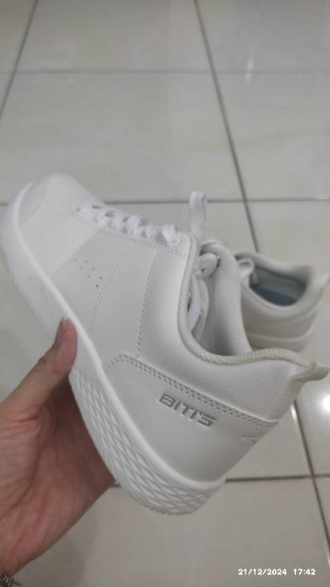 Giày mang nhẹ và nhìn chắc chắn. Giá mềm trong các loại giày Bitis nhưng cũng nhìn cũng khá đẹp. Hy vọng xài tốt và bền.