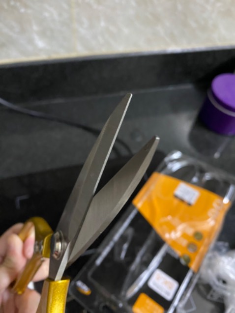 Giao hàng siêu nhanh, tuy nhiên, mua nhiều thứ cùng shop nhưng bị tách đơn hơi lắt nhắc, điểm trừ hên! Kéo bén nhìn rất chắc chắn dày dặn; sắc nét; đẹp, cứng tay; bén; giá cũng ok; nhiều thứ nên miễn ship