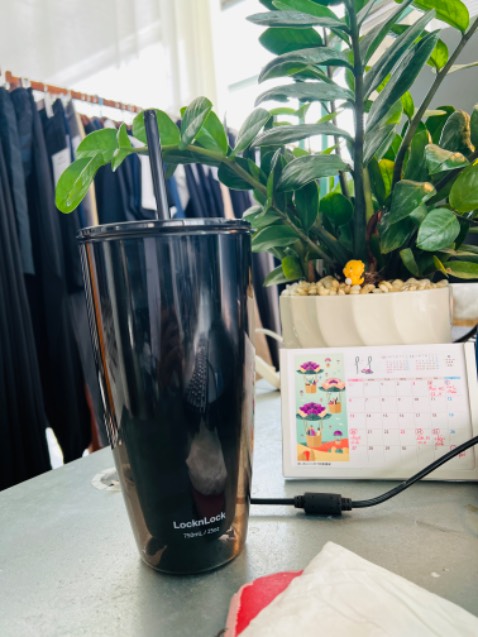 Hộp giữ nhiệt khá tốt. Sau 5 tiếng canh vẫn còn nóng hổi!
Thiết kế gọn, tiện lợi, dễ cọ rửa trừ phần nắp hơi khó rửa ở trong khe nắp.
Quà tặng bình bằng nhựa cứng đẹp, không bị hôi nhựa như một số loại bình khác!