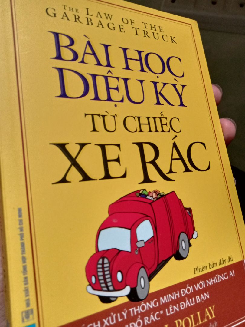 Đặt TikiNow nên giao hàng rất nhanh, đóng gói ổn.
Sách bản nhỏ cầm vừa bàn tay, tầm 1 chiếc điện thoại màn hình rộng nhưng chữ in vừa phải, vẫn dễ nhìn, dễ đọc.
Nội dung sách khá bổ ích và có một số tình huống thực tế, tuy nhiên không quá cuốn hút, đây là cảm nhận riêng của mình. Nếu bạn mới đọc 1 số sách kỹ năng thì có thể mua đọc vì có nhiều bài học bổ ích, nhưng nếu bạn đọc nhiều cuốn tương tự rồi có lẽ nội dung sách sẽ không đủ để chạm đến bạn.
chúc mn sức khỏe mùa dịch :>>