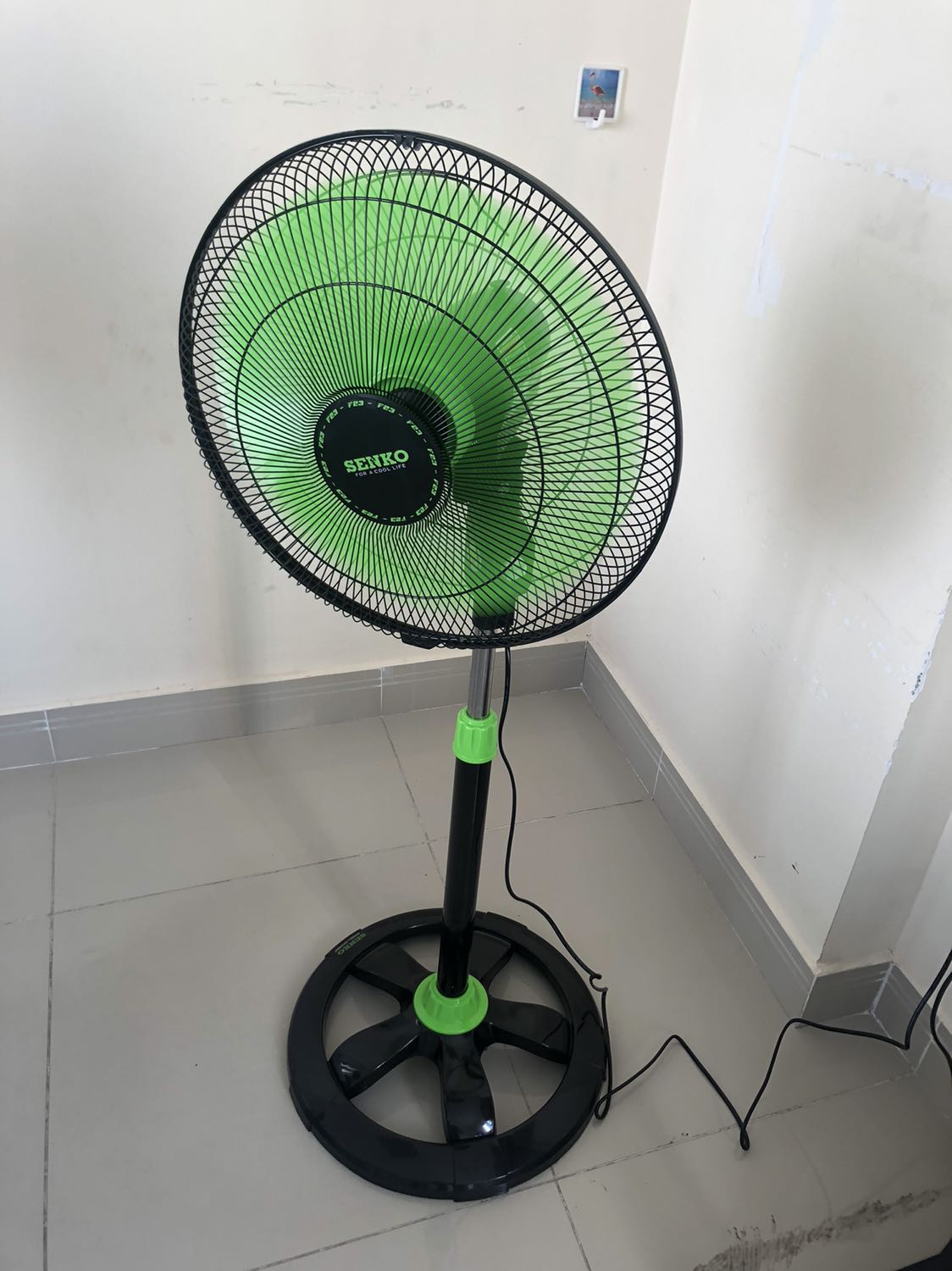 Quạt đẹp màu xanh rất bắt mắt, công suất lớn, rất mát. Giao hàng nhanh. Lắp rất dễ dàng. Quạt cao phù hợp phòng rộng