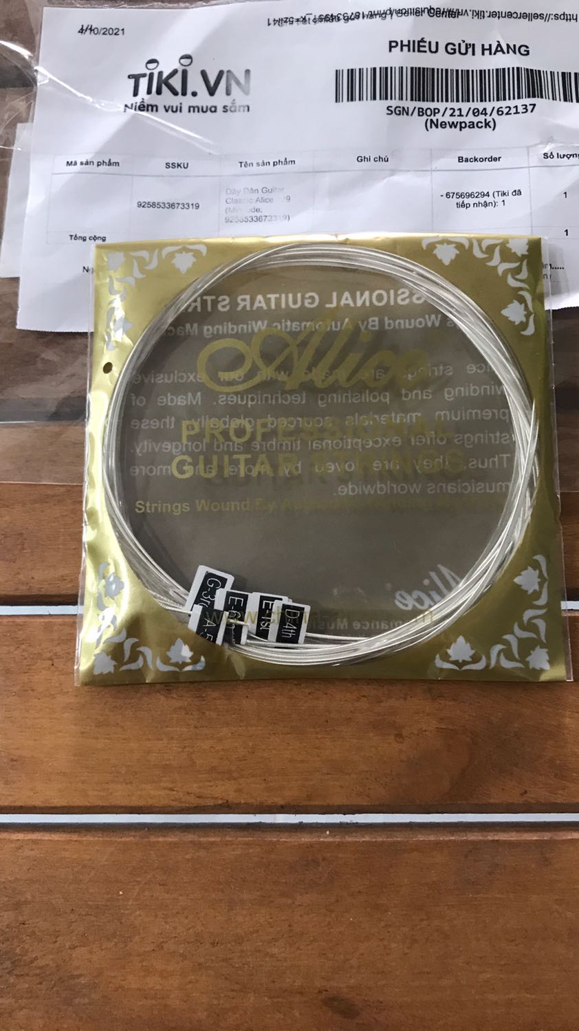 Shop minMusic này bán hàng không rõ ràng có thể nói là không uy tín . Tôi mua bộ dây đàn AC139 nhưng khi giao hàng , qua vỏ bao bì không thấy có ký tự nào chứng minh đây là dây đàn AC139 cả ( theo hình chụp quảng cáo trên tiki chỉ là hình chụp mánh nới đánh *** người mua ) khi giao cho khách thì chỉ giao sp đựng trong 1 vỏ túi nilon không có hộp giấy và không có dòng chữ nào ghi là AC139 như những chỗ khác vẫn bán. Đề nghị tiki cho trả hàng chuyển qua tiki xu dùm cám ơn.