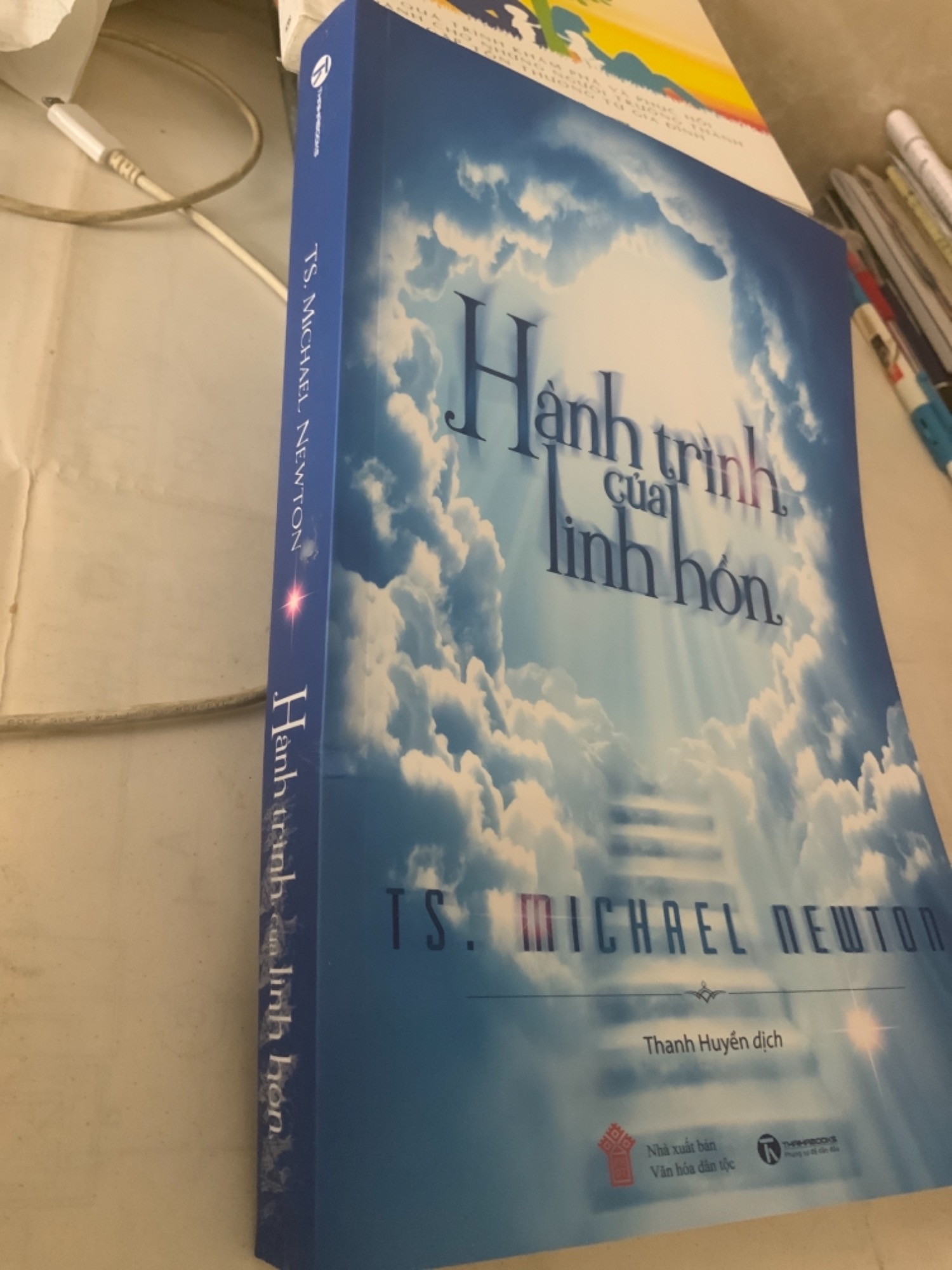 Nội dung sách tôi chưa đọc nhưng nhân viên giao hàng đè hàng lên làm gãy cuốn sách, hoặc có thể sách gãy trước đó!
