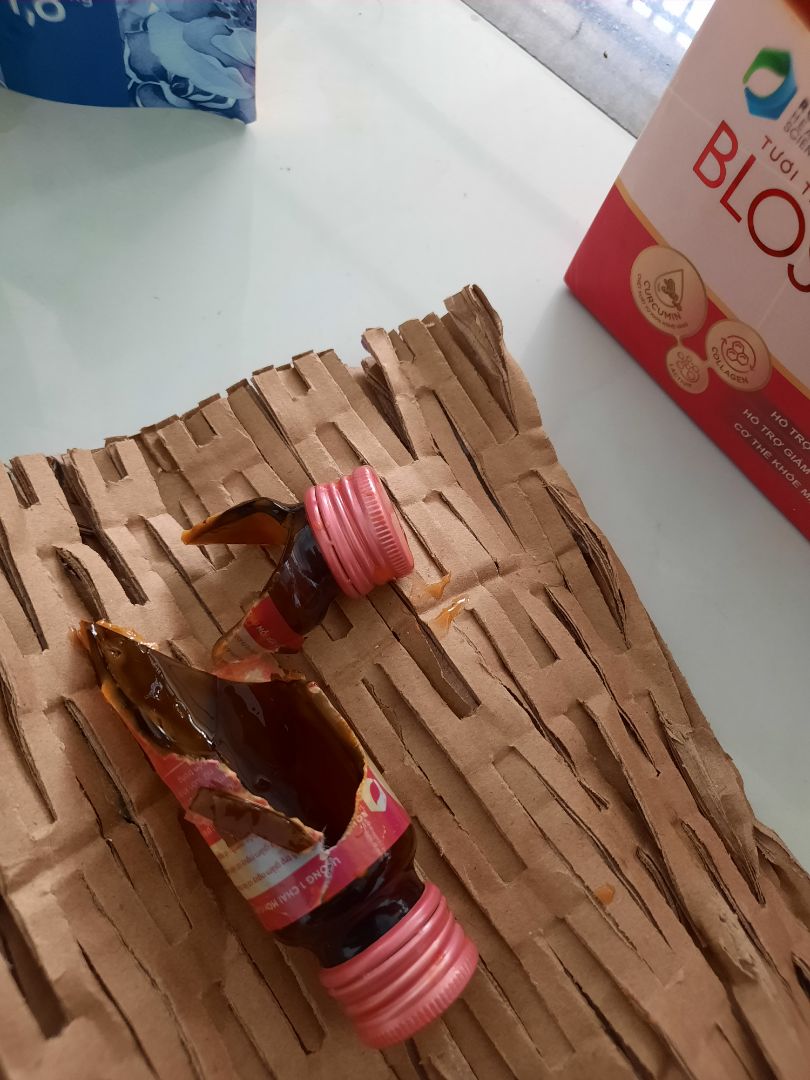 Đơn hàng của tôi mã TK931748327 bị vỡ mất 2 lọ, chảy ướt hết cả hộp sp. Đề nghị tiki giải quyết giúp tôi ạ.