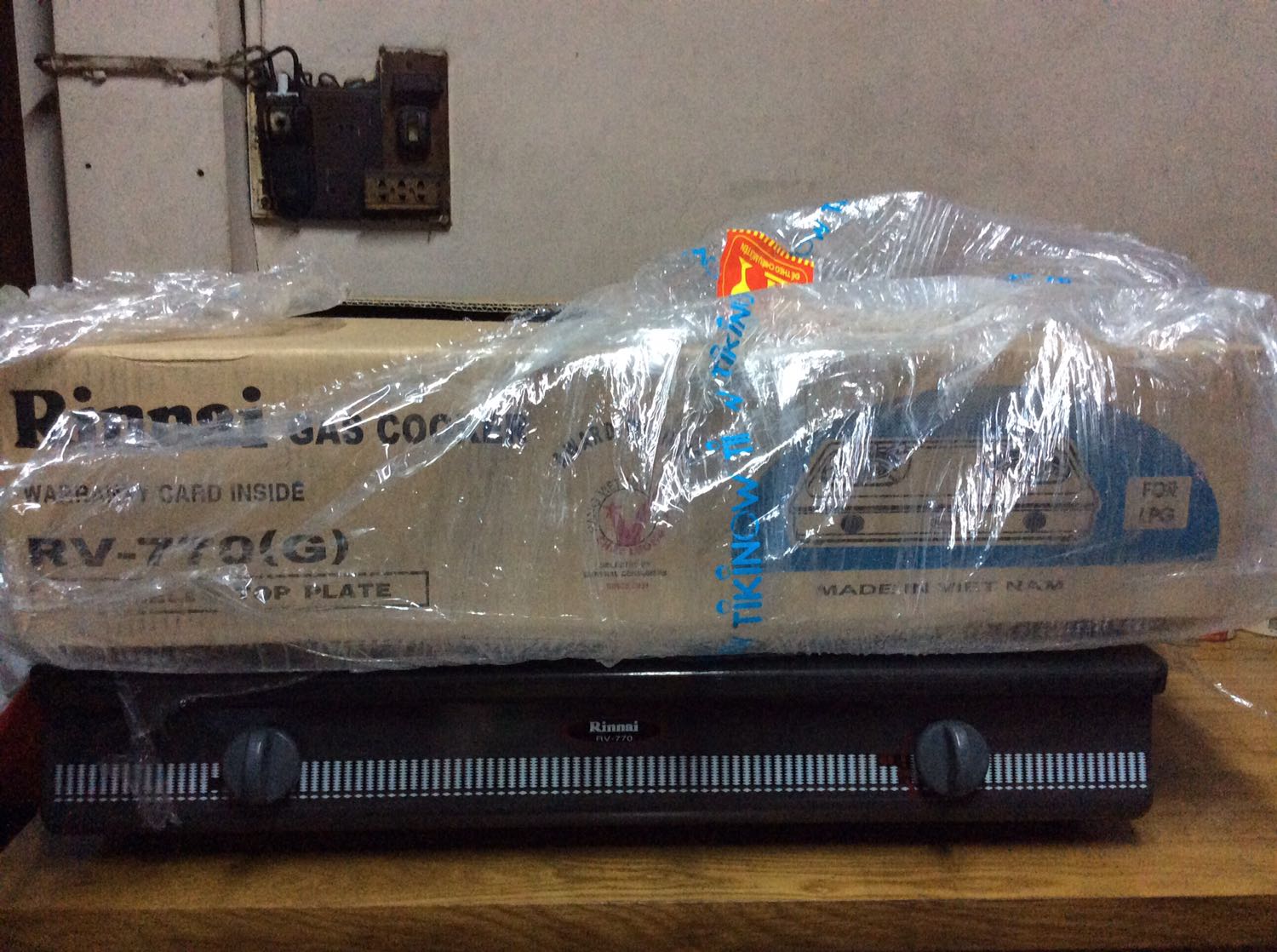 Dùng được khá ổn, bắt lửa mạnh, nhưng giao hàng tới thấy bếp có vẻ hơi cũ và bị trầy 3 vạch ở viền mép bép