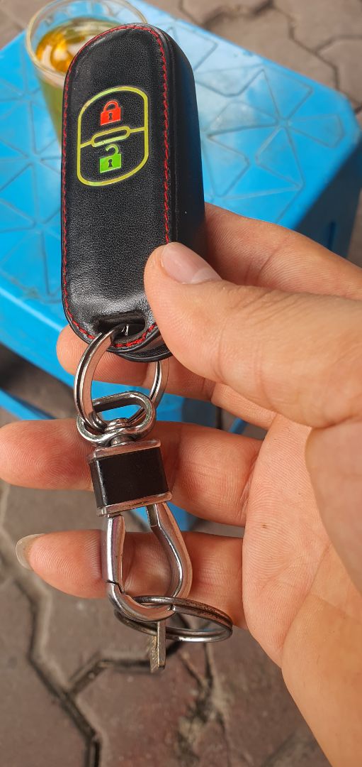 Không ngờ là rất đẹp, da và đường may khôn không có diềm chỉ thừa. Móc Inox dày dặn sáng bóng rẻ so với giá. Tuy nhiên giao hàng hết 1.5 ngày